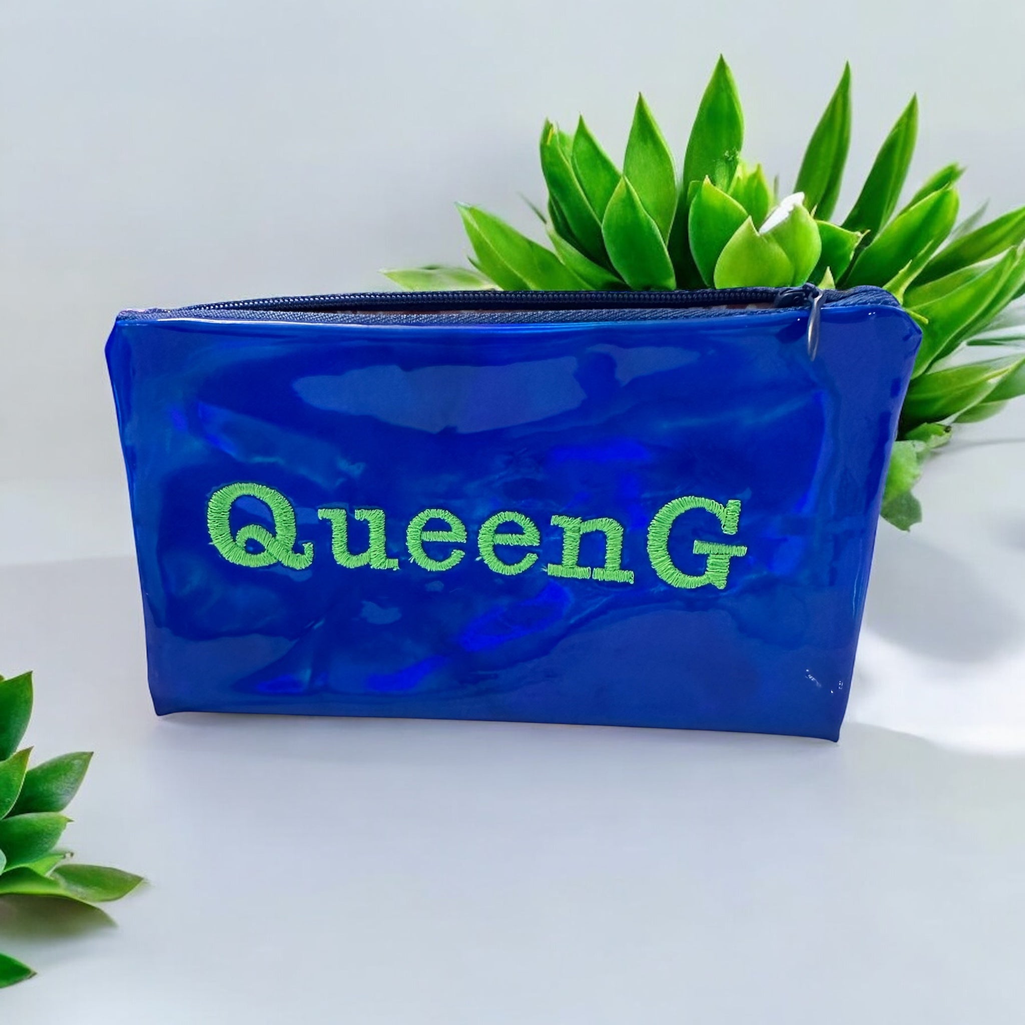 Porte-monnaie Bleu Électrique en simili miroir avec sa doublure en cretonne enduite Azulejos Rouge et son logo Vert