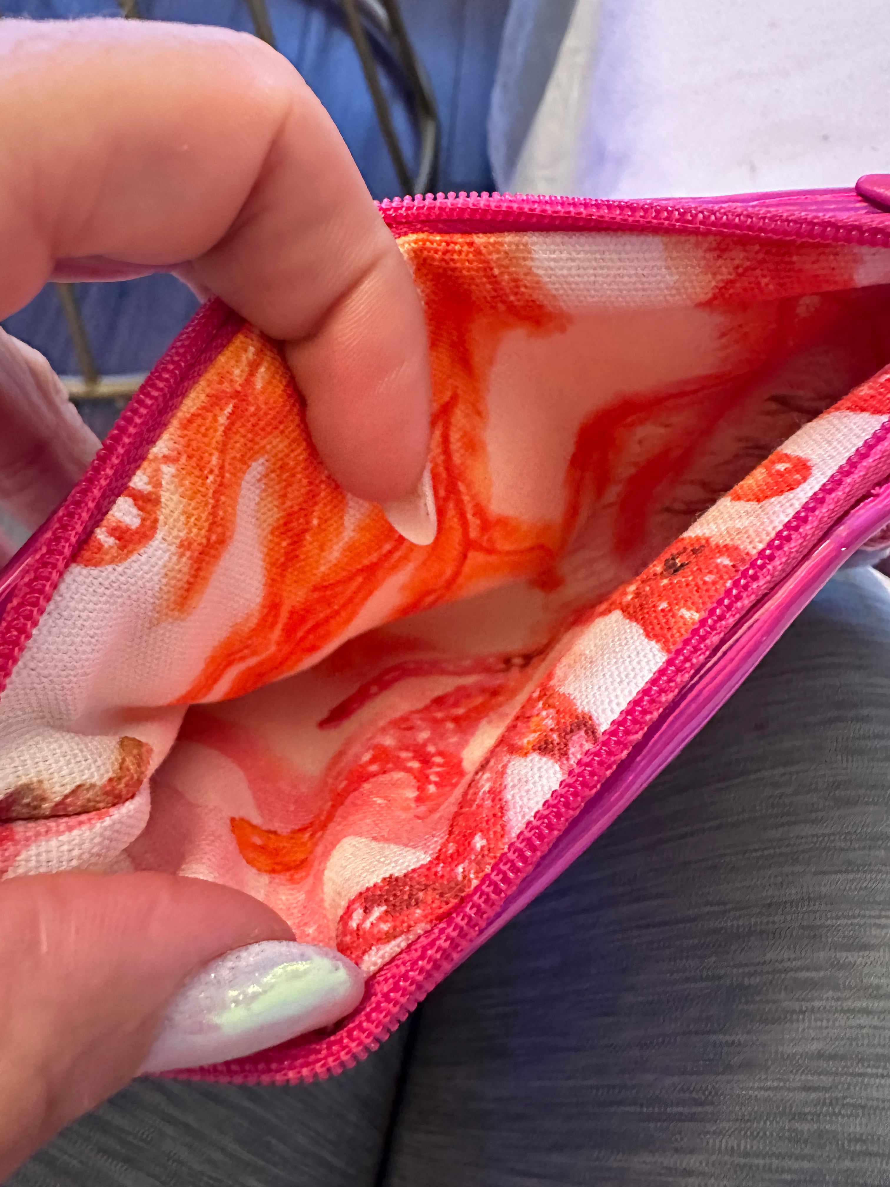 Porte monnaie Fuschia en simili miroir avec sa doublure en cretonne deperlante Corail  et son logo Rose