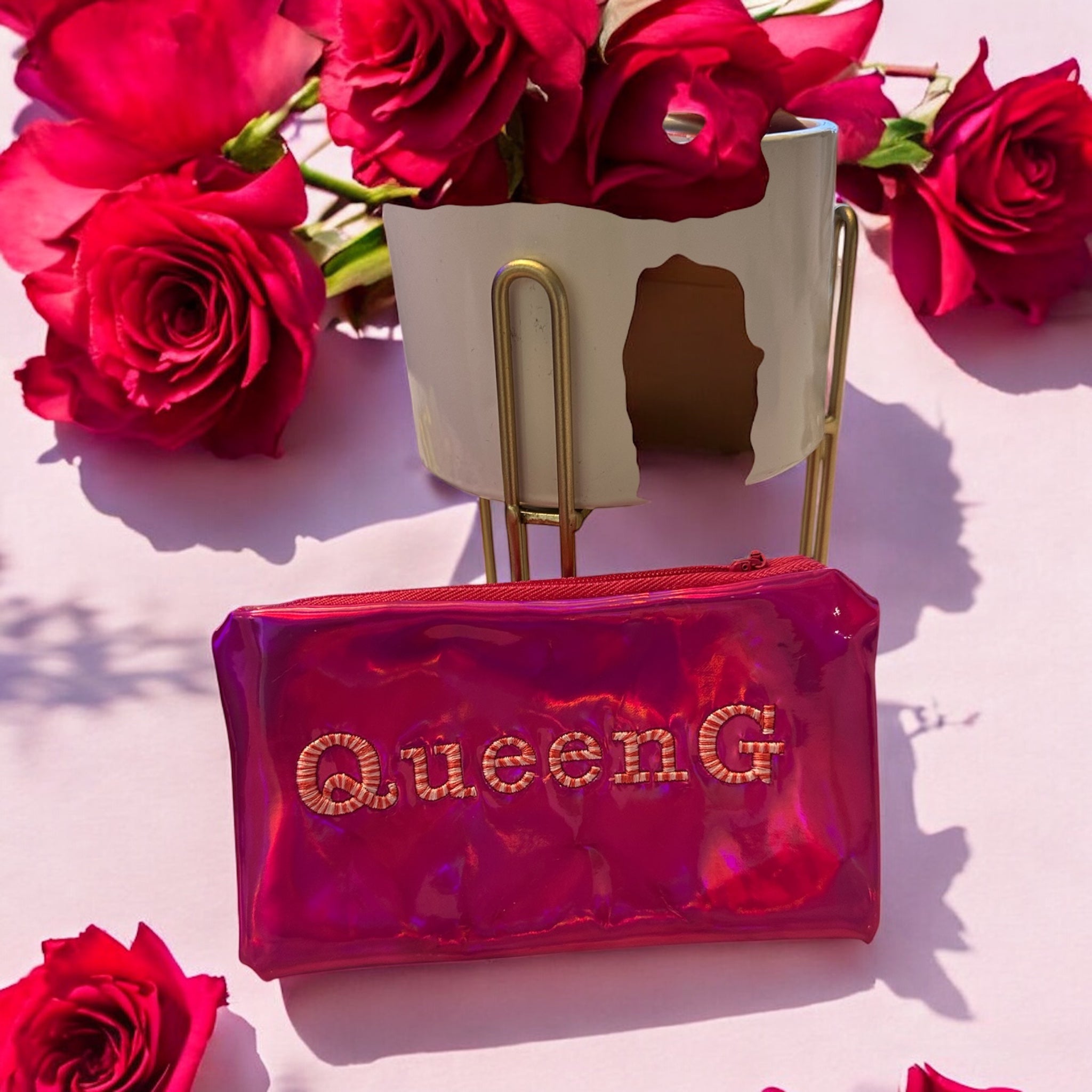 Porte monnaie Fuschia en simili miroir avec sa doublure en cretonne deperlante Corail  et son logo Rose et Blanc