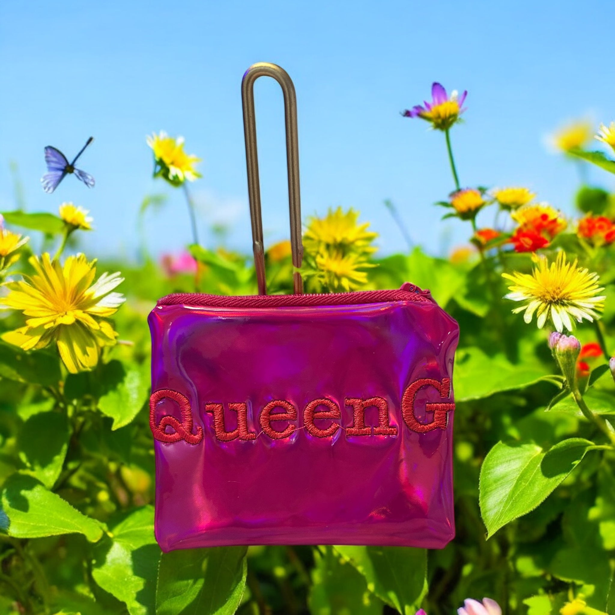 Porte monnaie Fuschia en simili miroir avec sa doublure en cretonne deperlante Corail  et son logo Rose