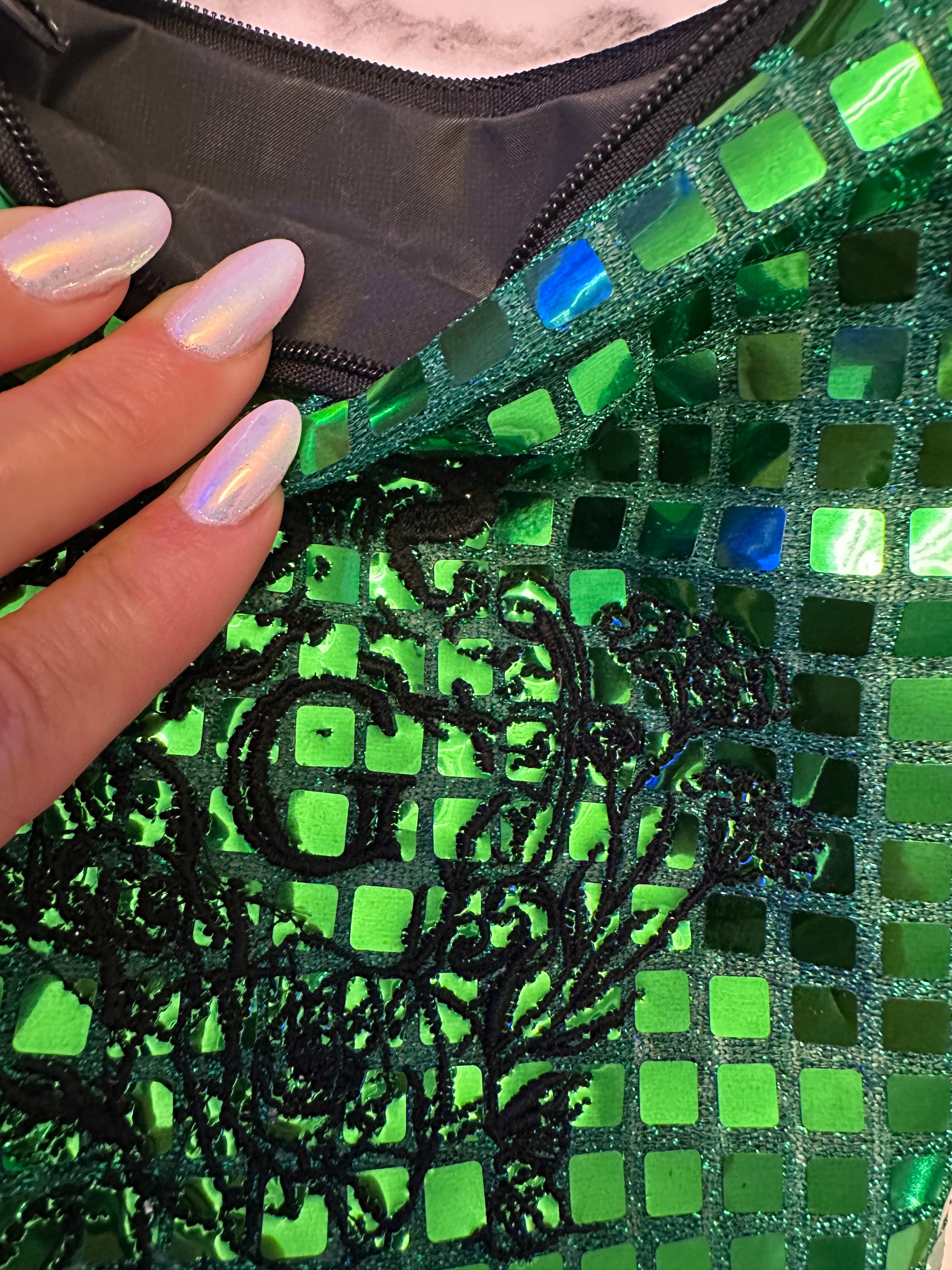 Pochette S paillettes carrées Verte sa doublure Noir et son logo Noir