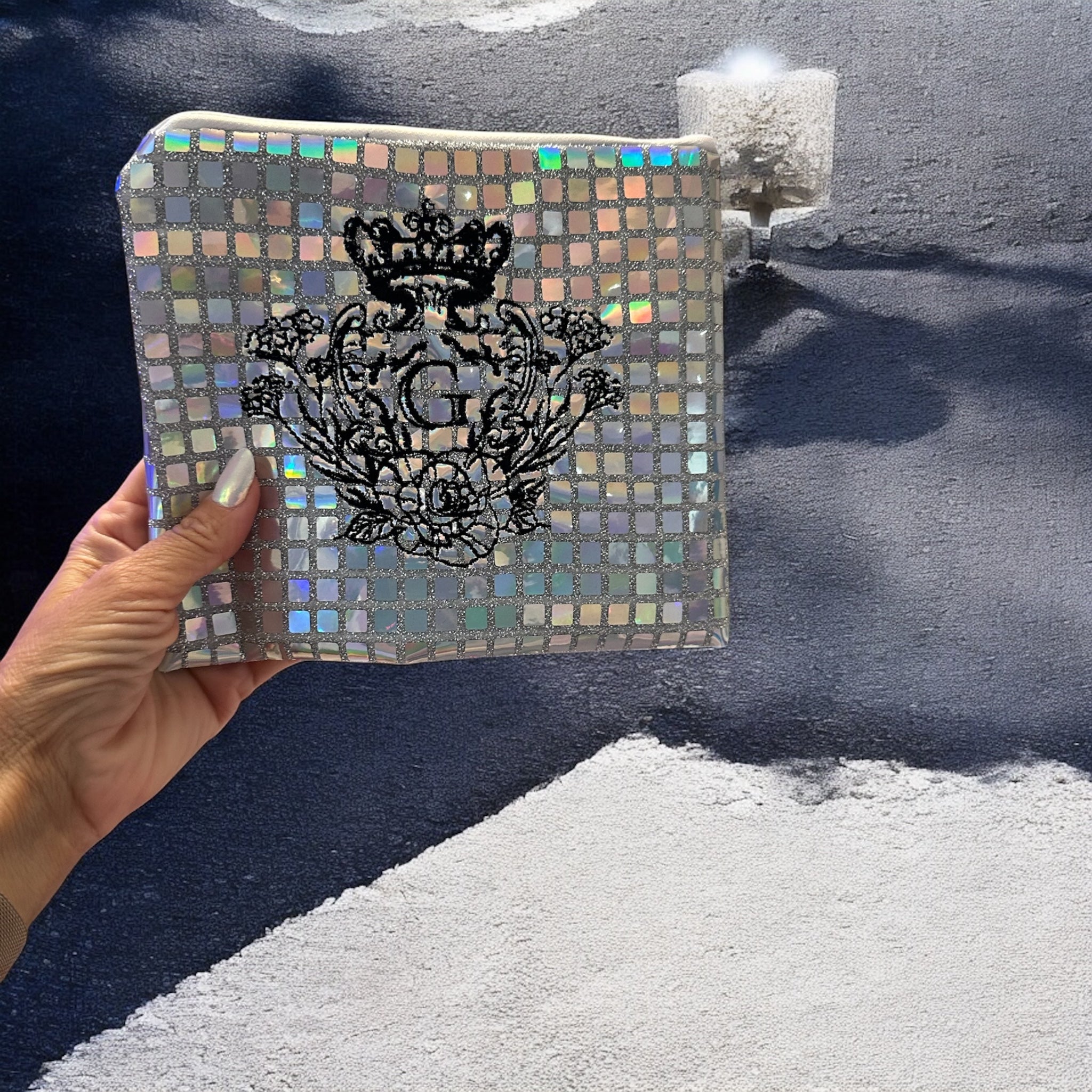 Pochette S paillettes carrées argenté sa doublure argenté  et son logo Noir
