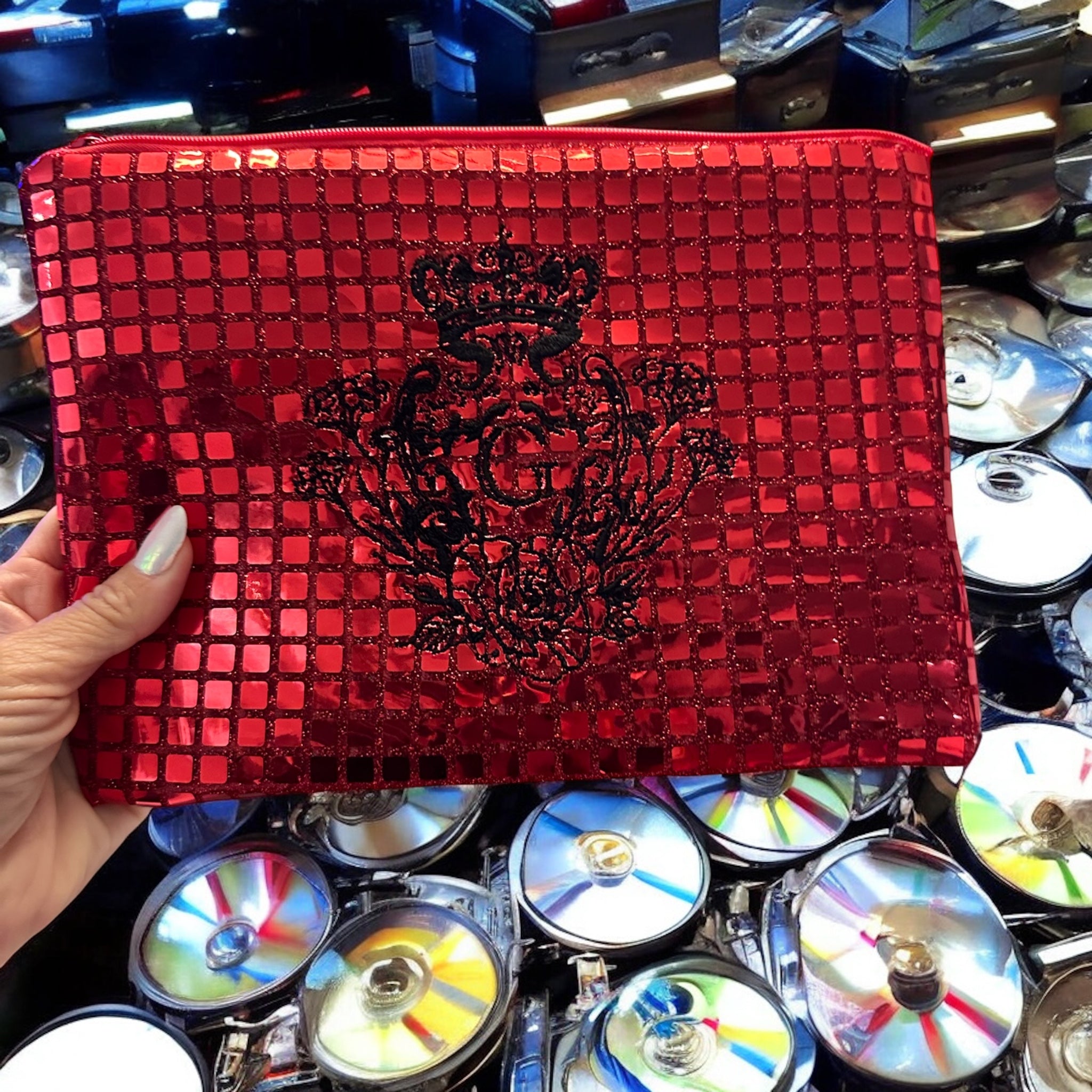 Pochette S paillettes carrées Rouge sa doublure blanche et son logo Noir