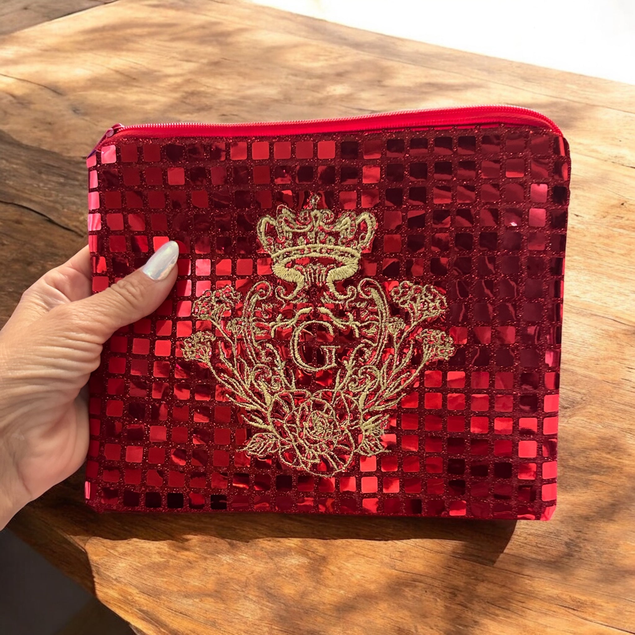 Pochette S paillettes carrées Rouge sa doublure dorée et son logo doré