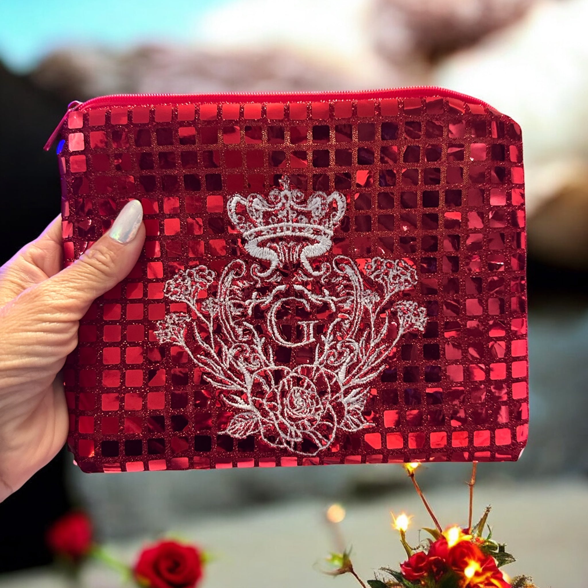 Pochette S paillettes carrées Rouge sa doublure blanche et son logo Blanc
