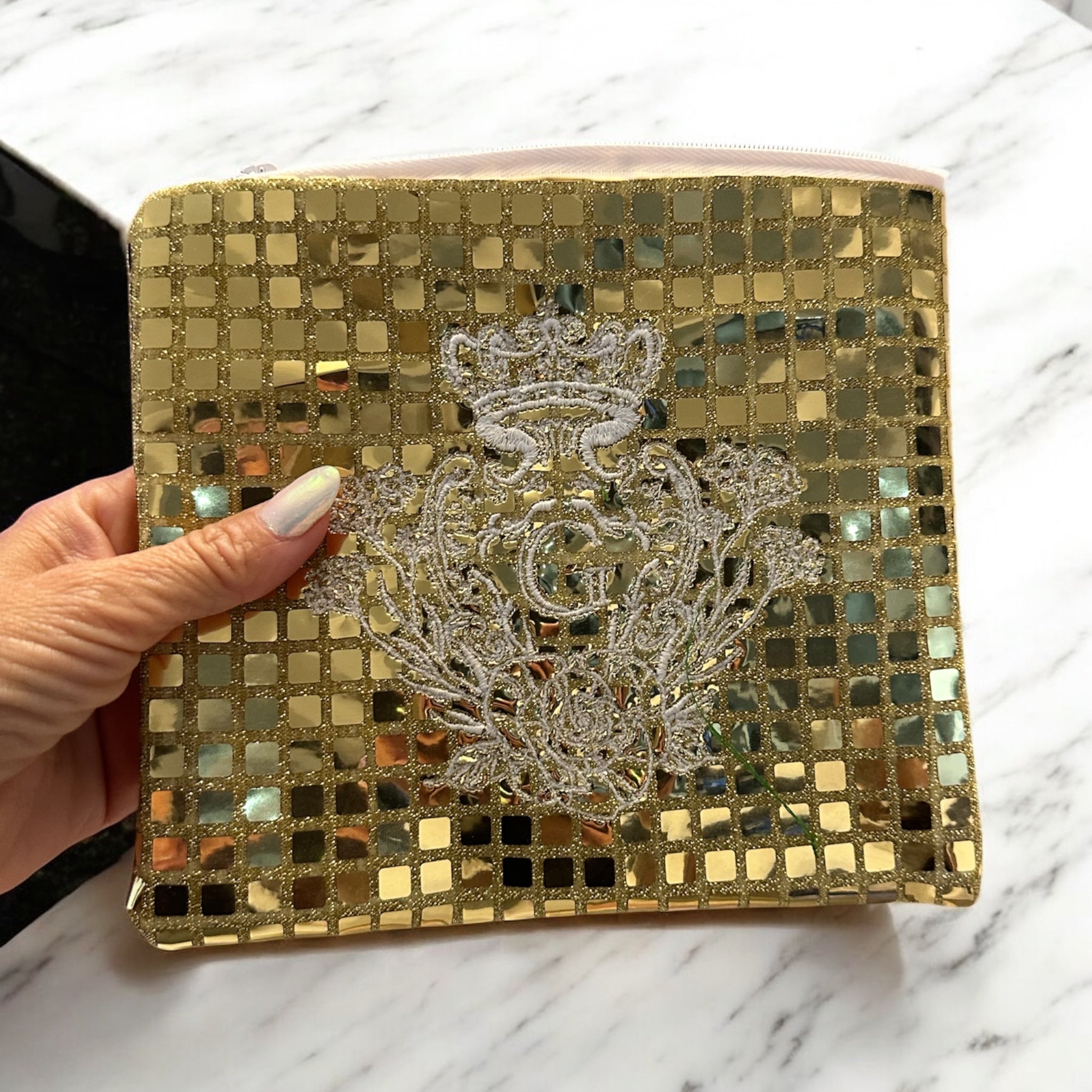 Pochette S paillettes carrées Dorée sa doublure Or et son logo Blanc