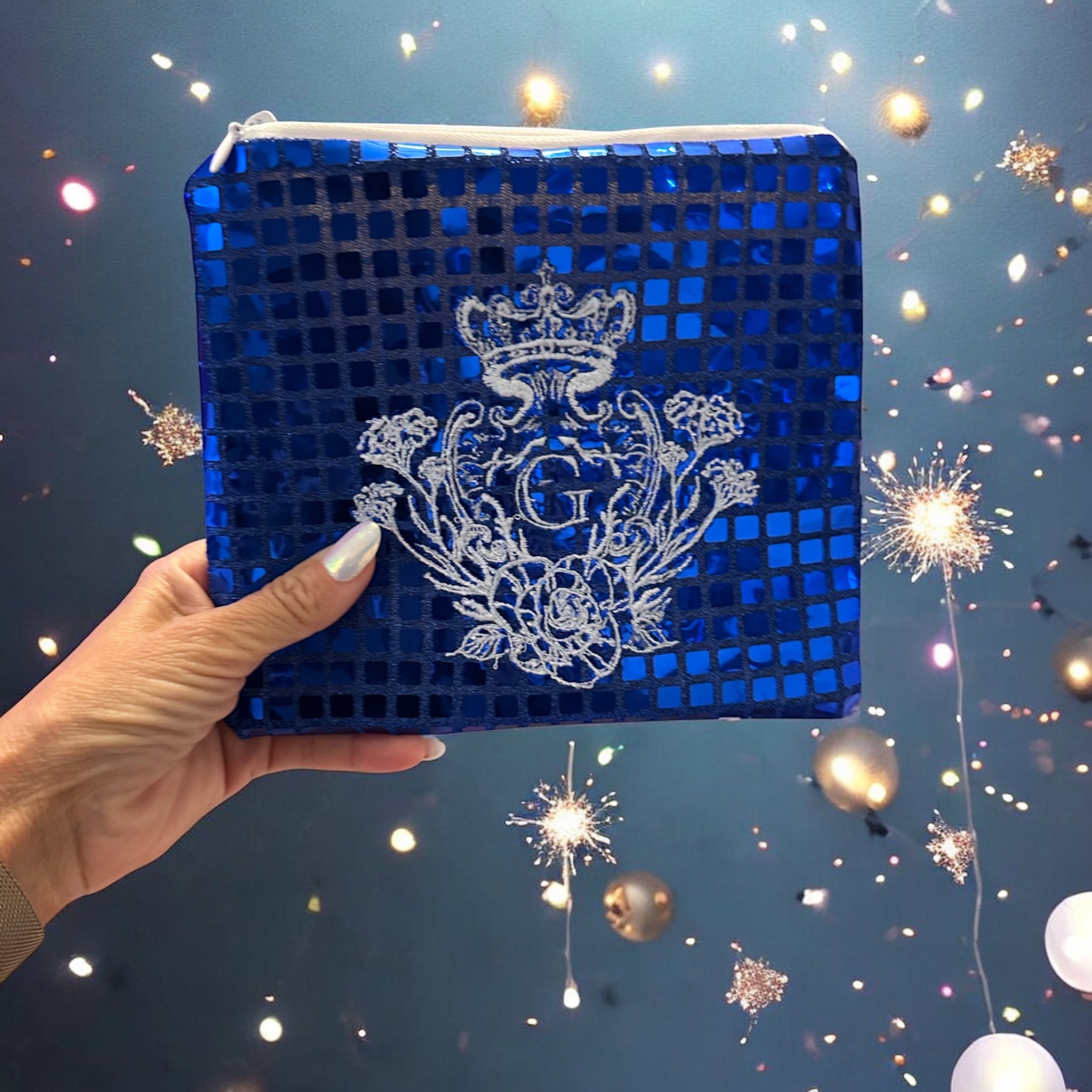 Pochette S paillettes carrées Bleu électrique sa doublure blanche et son logo Blanc