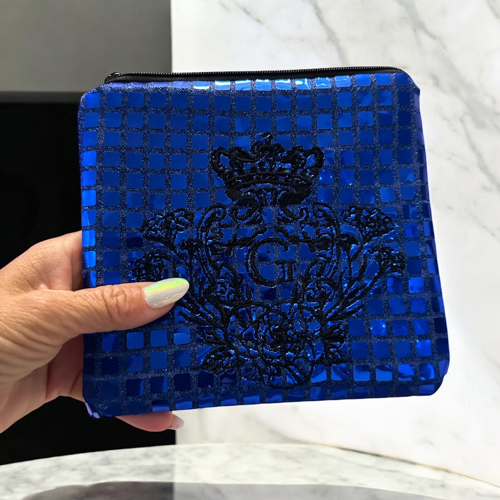 Pochette S paillettes carrées Bleu électrique sa doublure Noire et son logo Noir