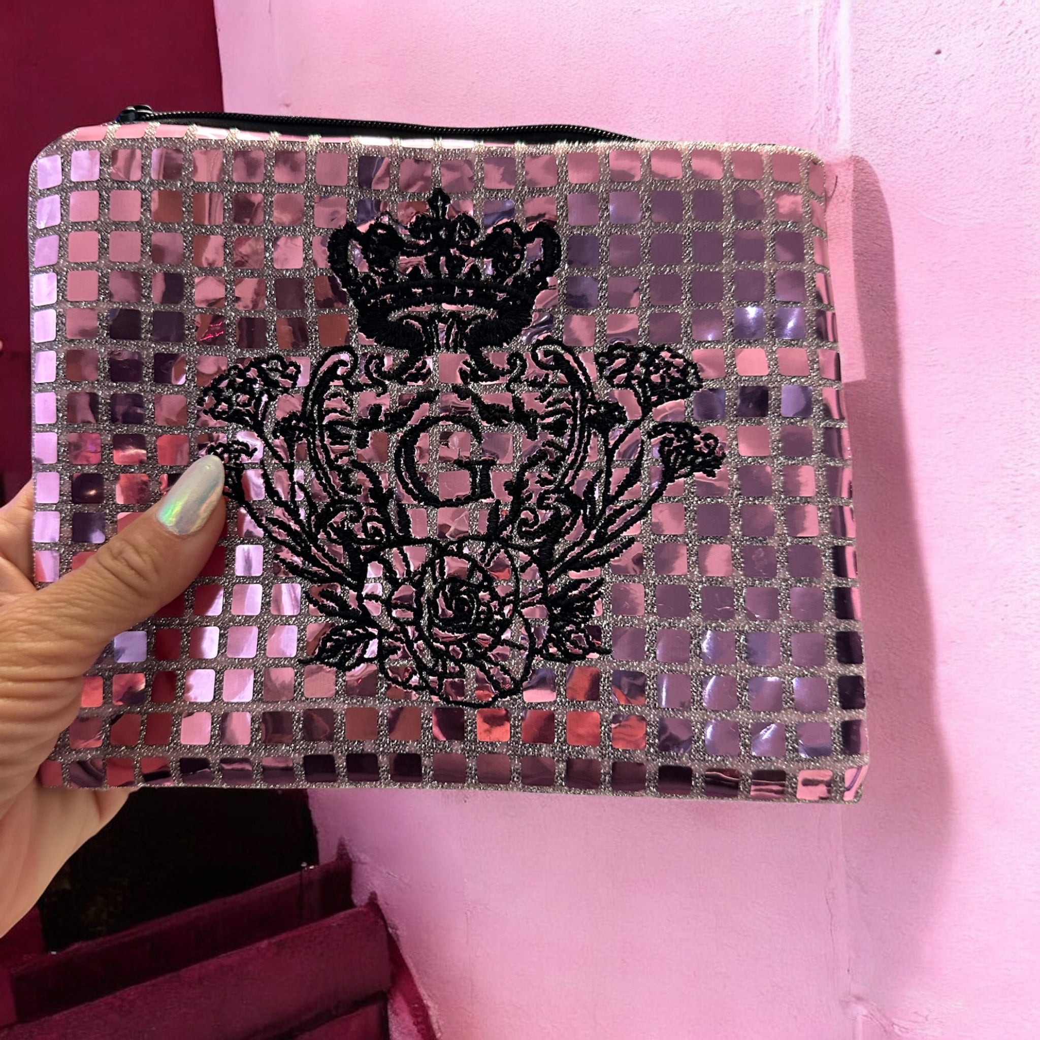 Pochette S paillettes carrées Rose sa doublure Blanche et son logo Noir