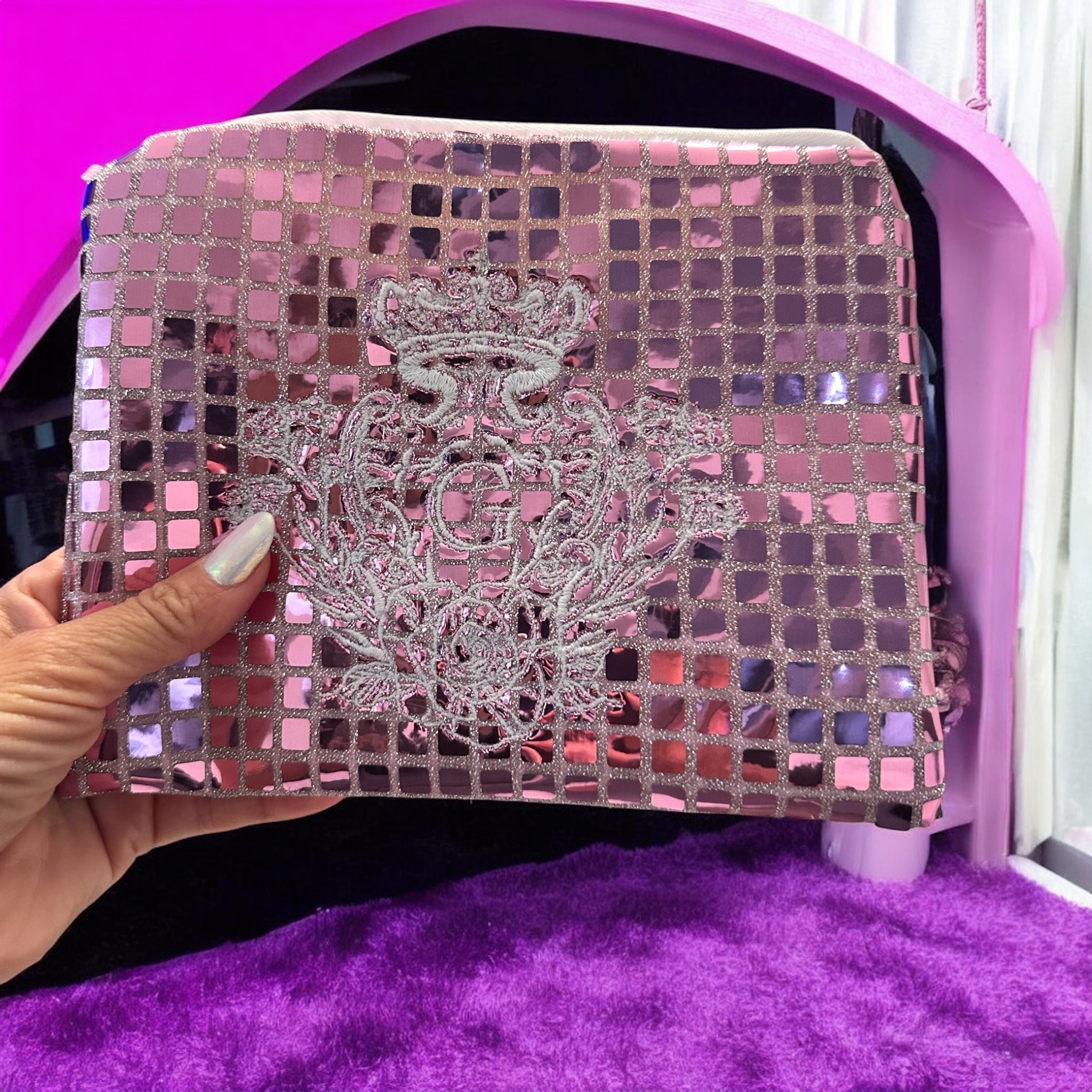 Pochette S paillettes carrées Rose sa doublure Blanche et son logo Blanc