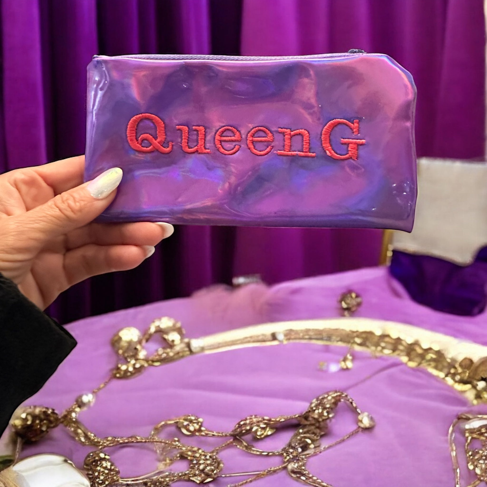 Porte-monnaie Violet  en simili miroir avec sa doublure en cretonne enduite Azulejos Rouge et son logo Rose 🌹