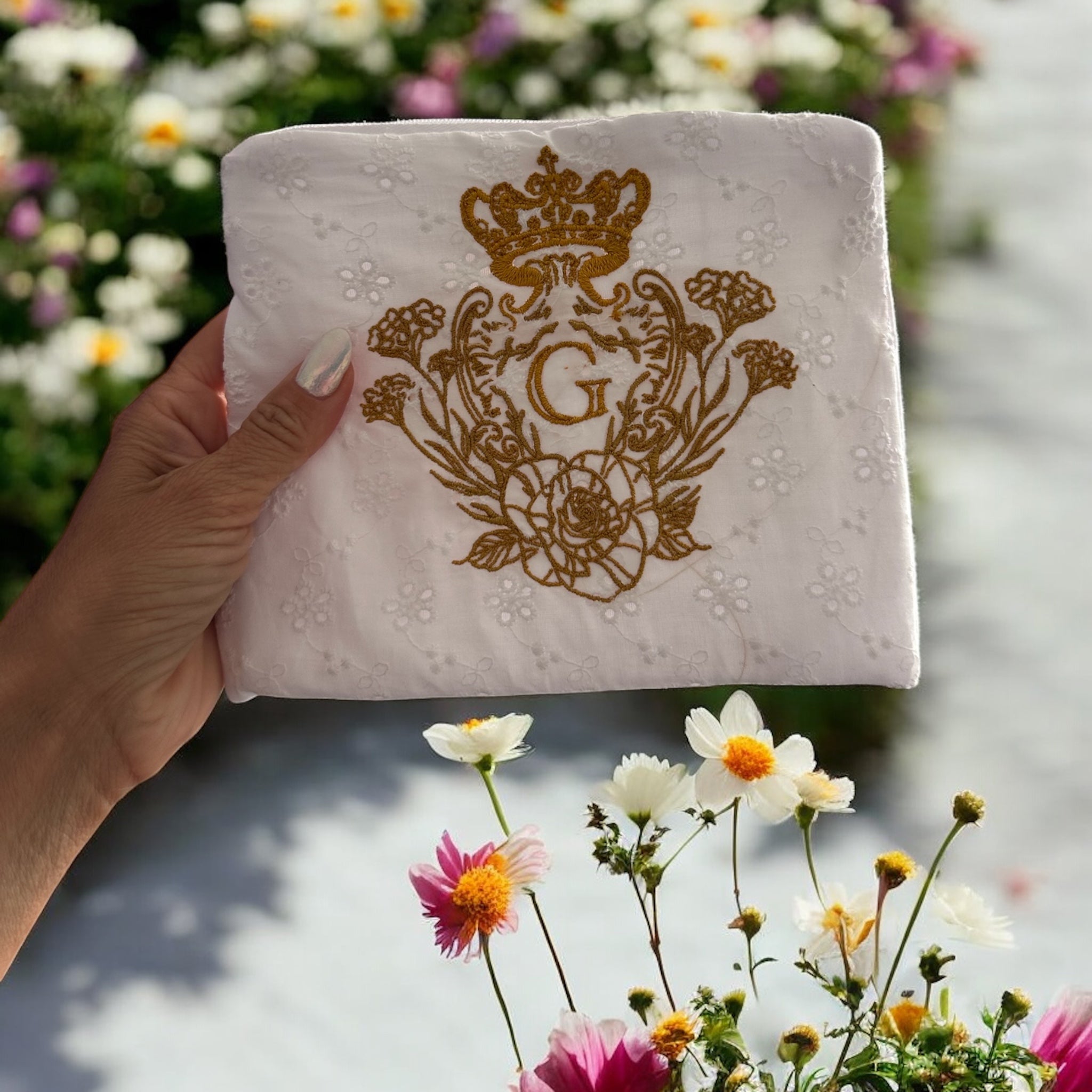 Pochette S broderie anglaise petites fleurs 👑 doublure transparente plastifiée blanche et son logo doré