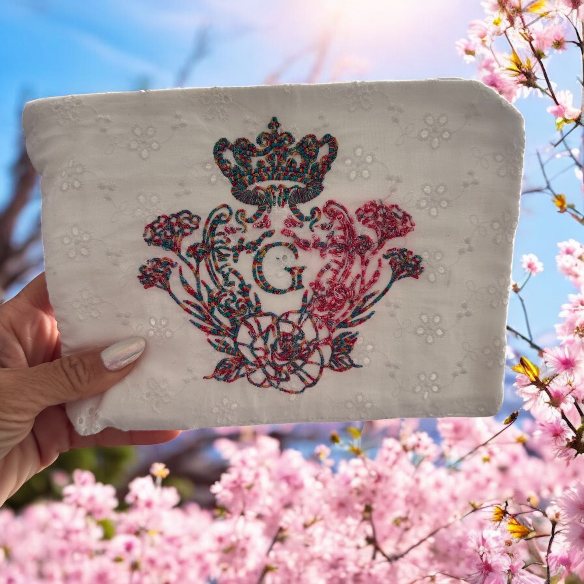 Pochette S broderie anglaise petites fleurs 👑 doublure transparente plastifiée blanche et son logo bi-colors