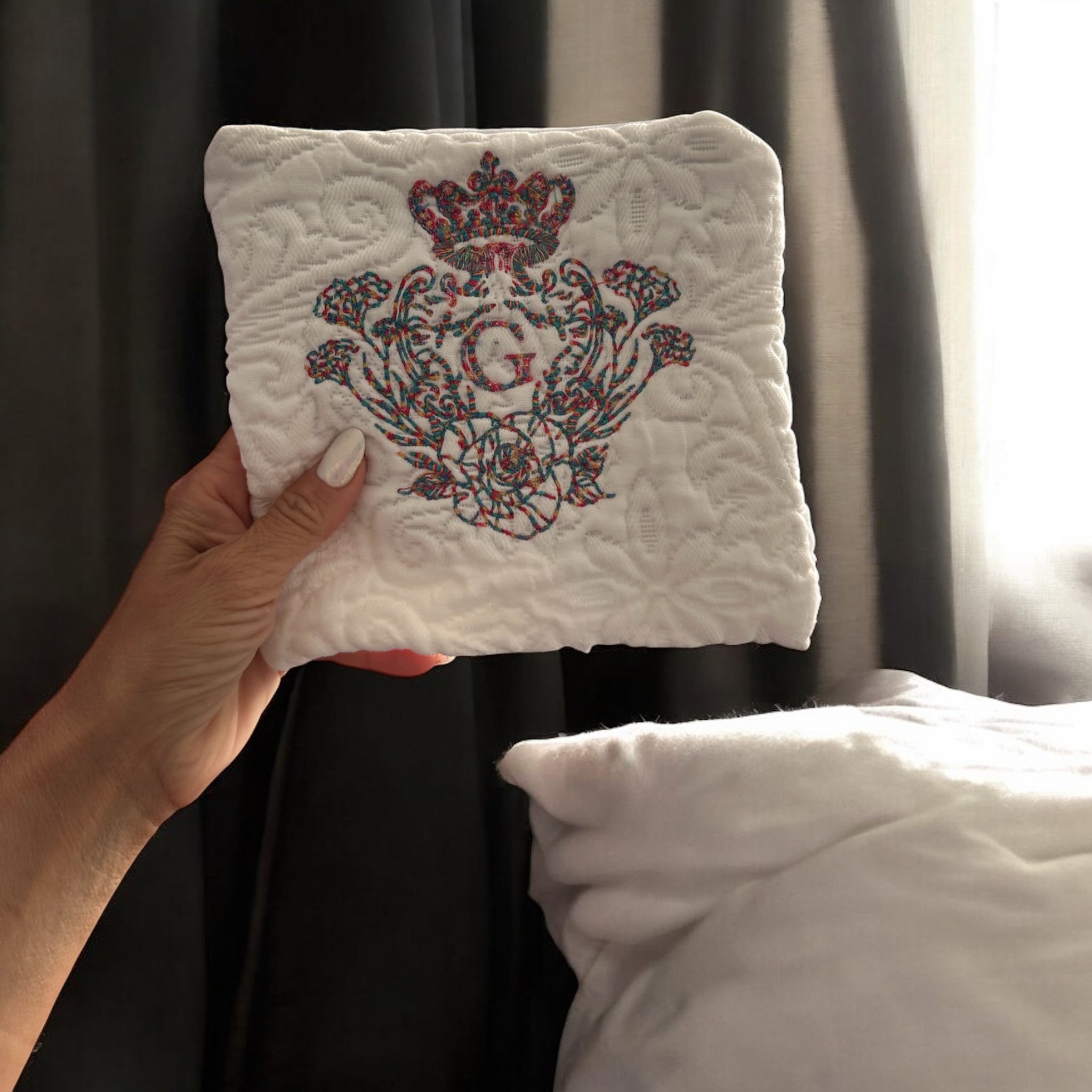 Pochette S matelassé doublure argentée 👑 et son logo bi-colors