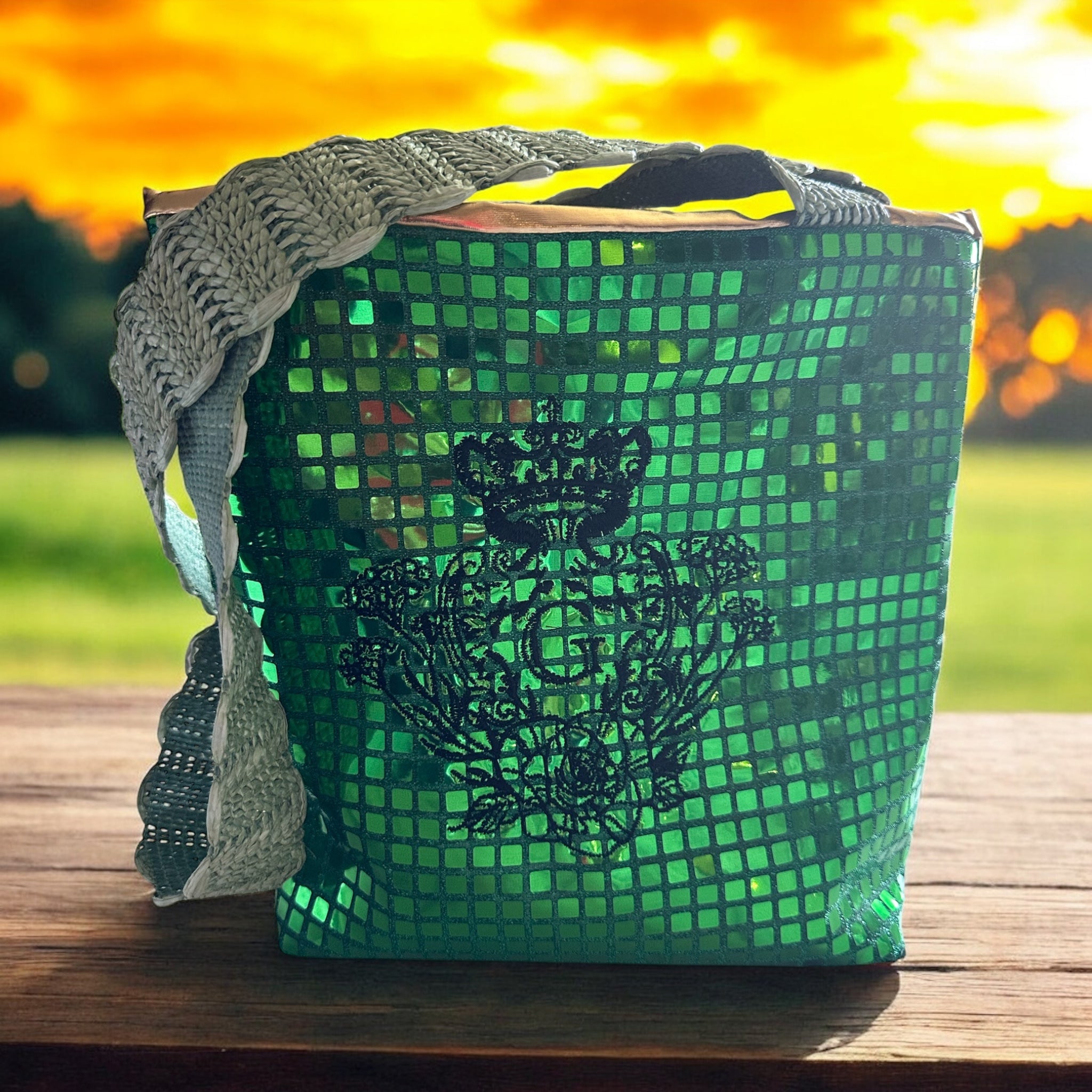 Sac paillettes carrées vert sa doublure or et son logo noir