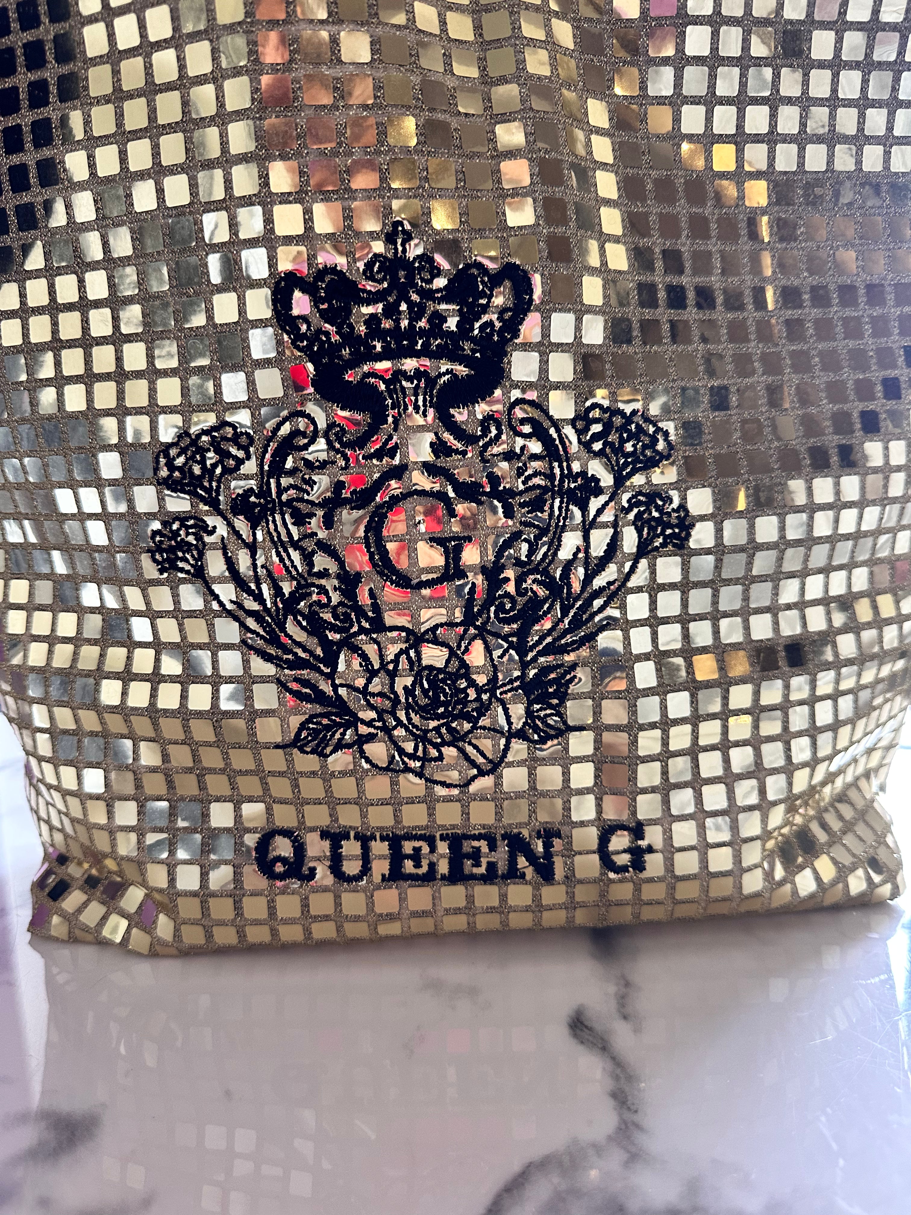 Sac paillettes carrées dorée  sa doublure noir et son logo noir