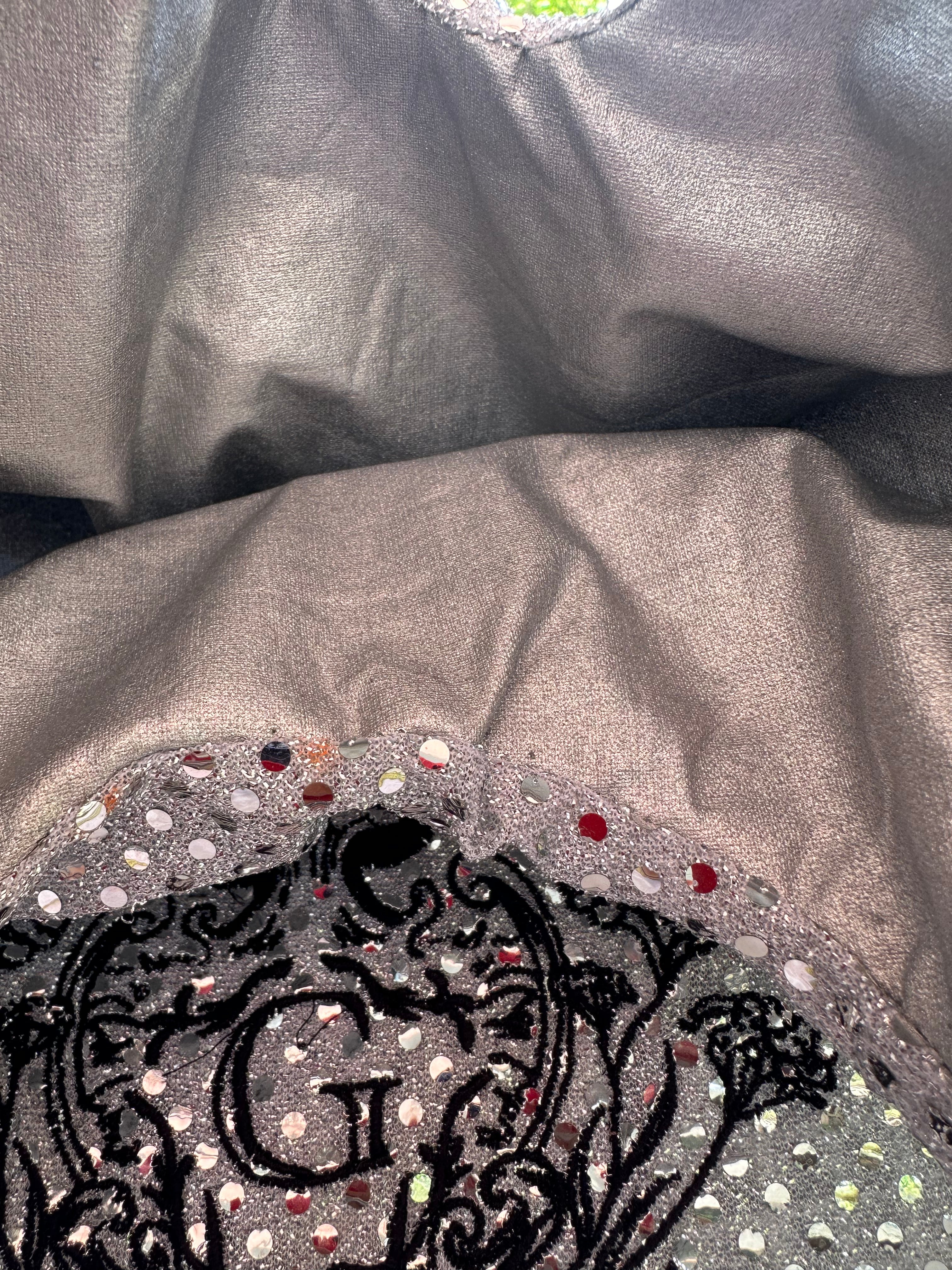Sac paillettes rondes  Argent sa doublure Argentée et son logo noir