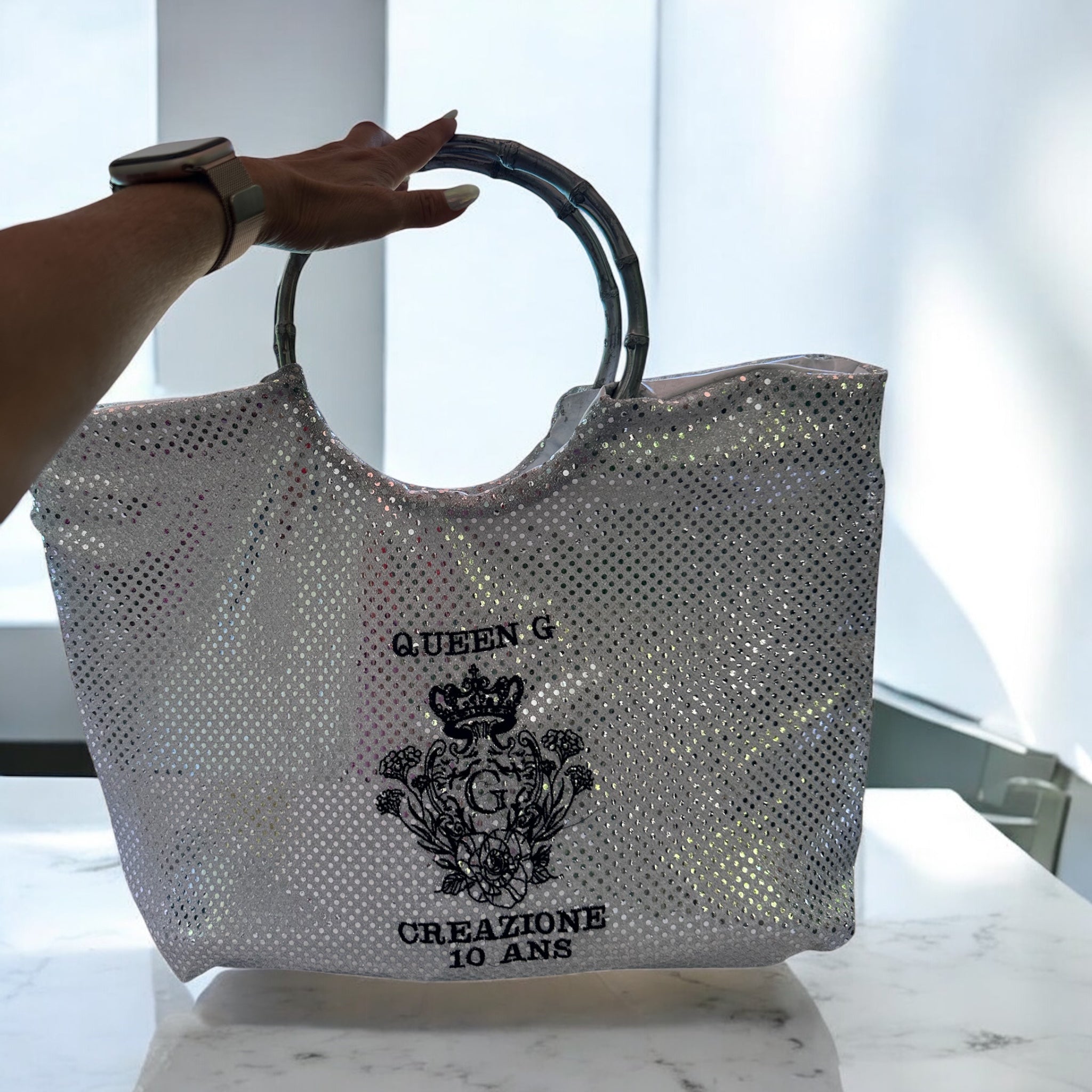 Sac XL paillettes rondes  Argent sa doublure Argentée et son logo noir