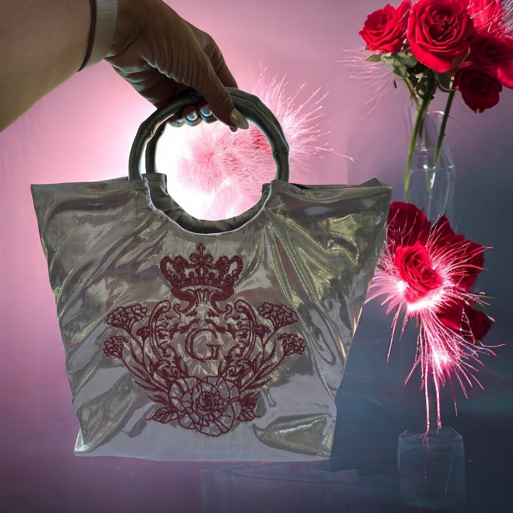 Sac mini laser uni blanc et argent sa doublure argentée  anse en bambou et son logo rose