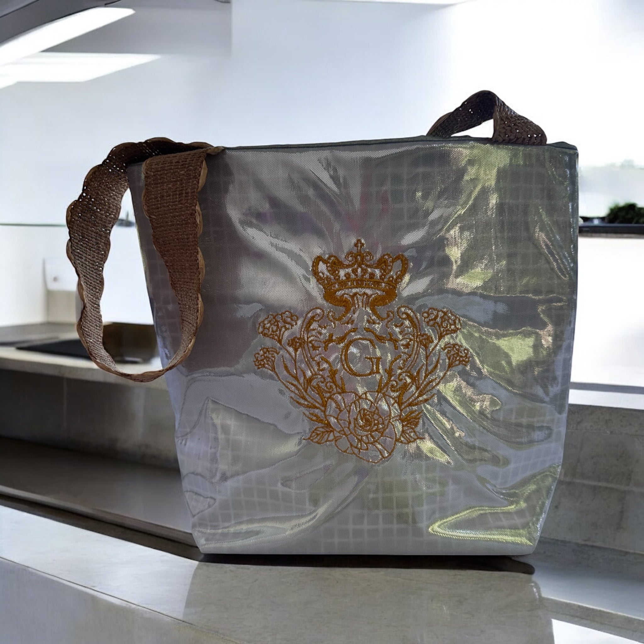 Sac laser uni blanc et argent sa doublure argentée anse en raphia et son logo doré