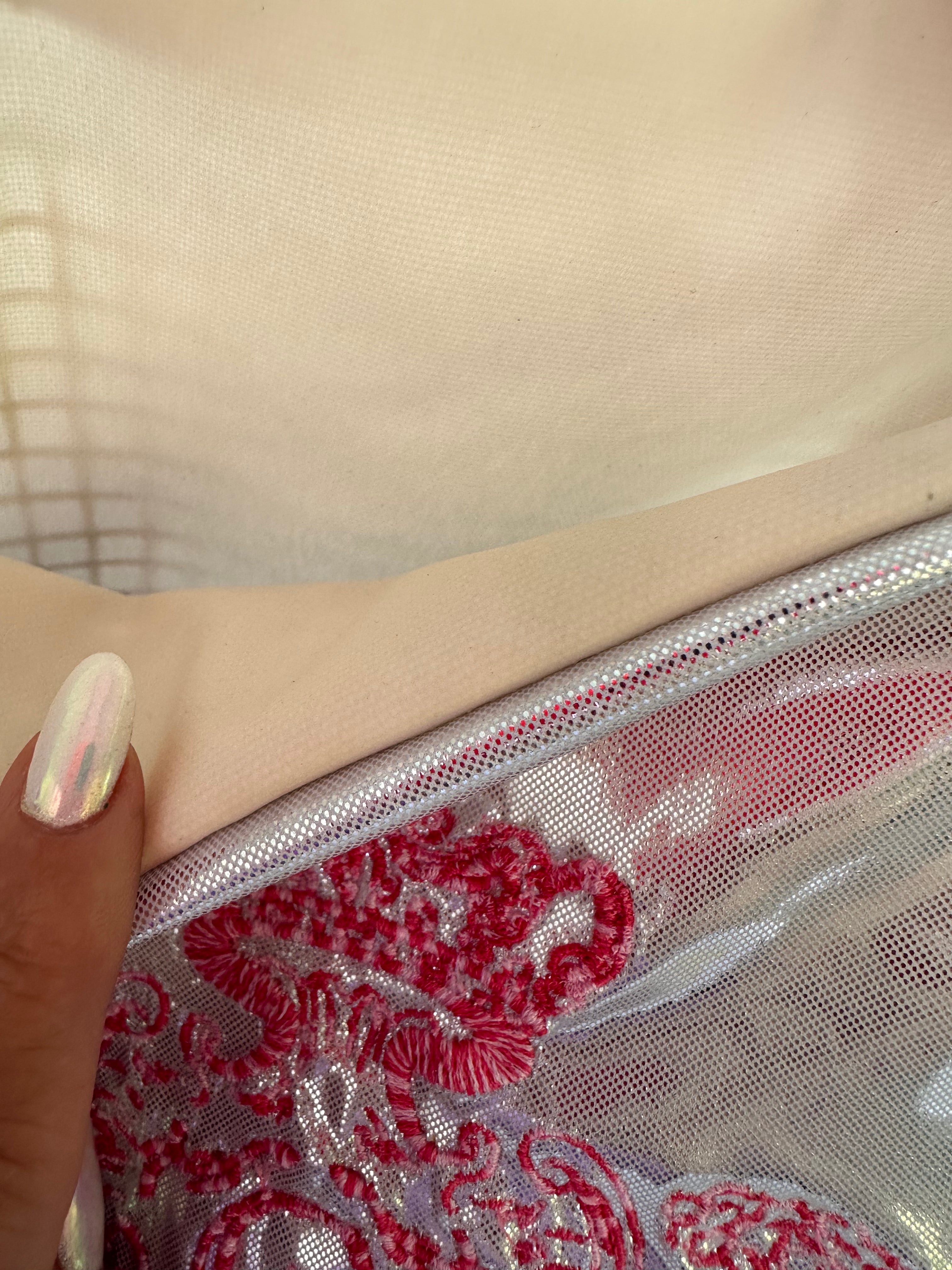 Sac laser uni blanc et argent sa doublure blanche  et son logo doré