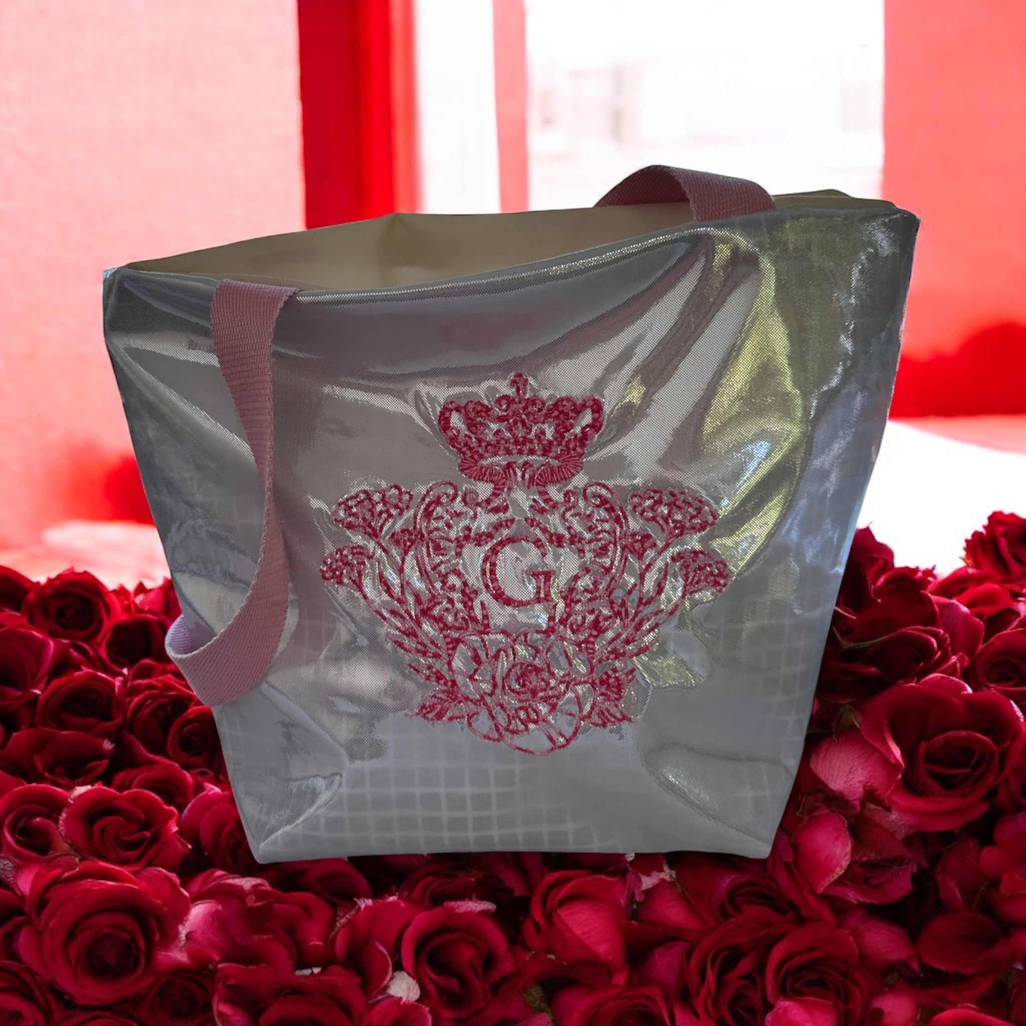 Sac laser uni blanc et argent sa doublure blanche  et son logo doré