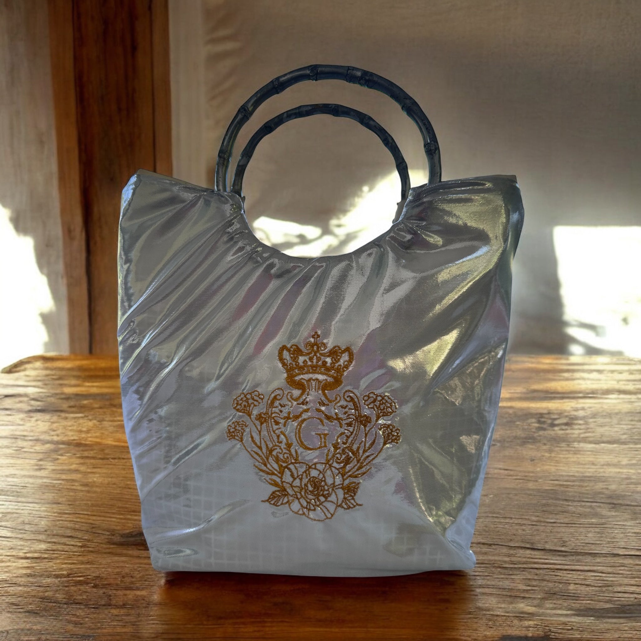 Sac laser uni blanc et argent sa doublure blanche anse en bambou et son logo doré