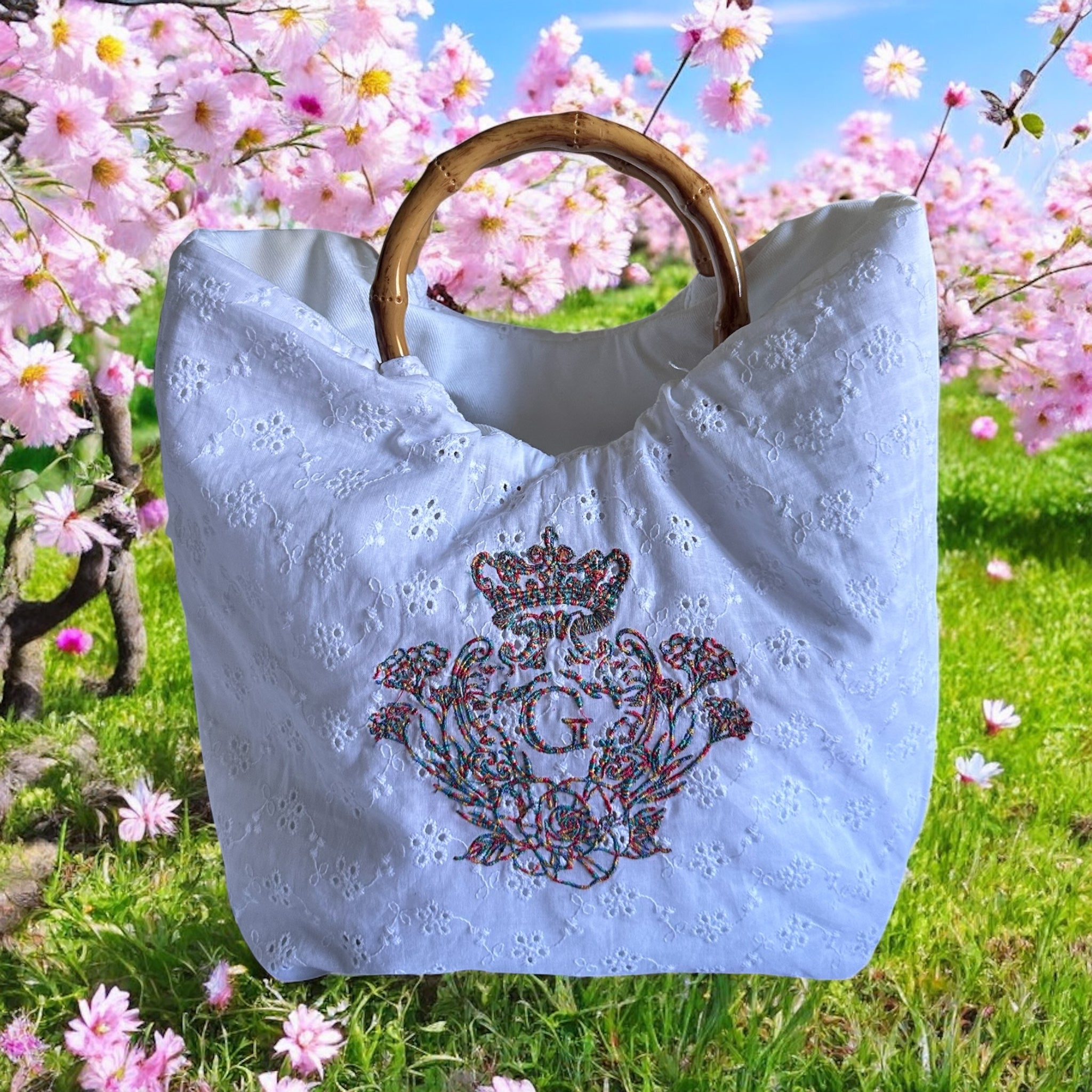 Sac broderie anglaise petites fleurs doublé de coton blanc et son logo bicolore anse en bambou