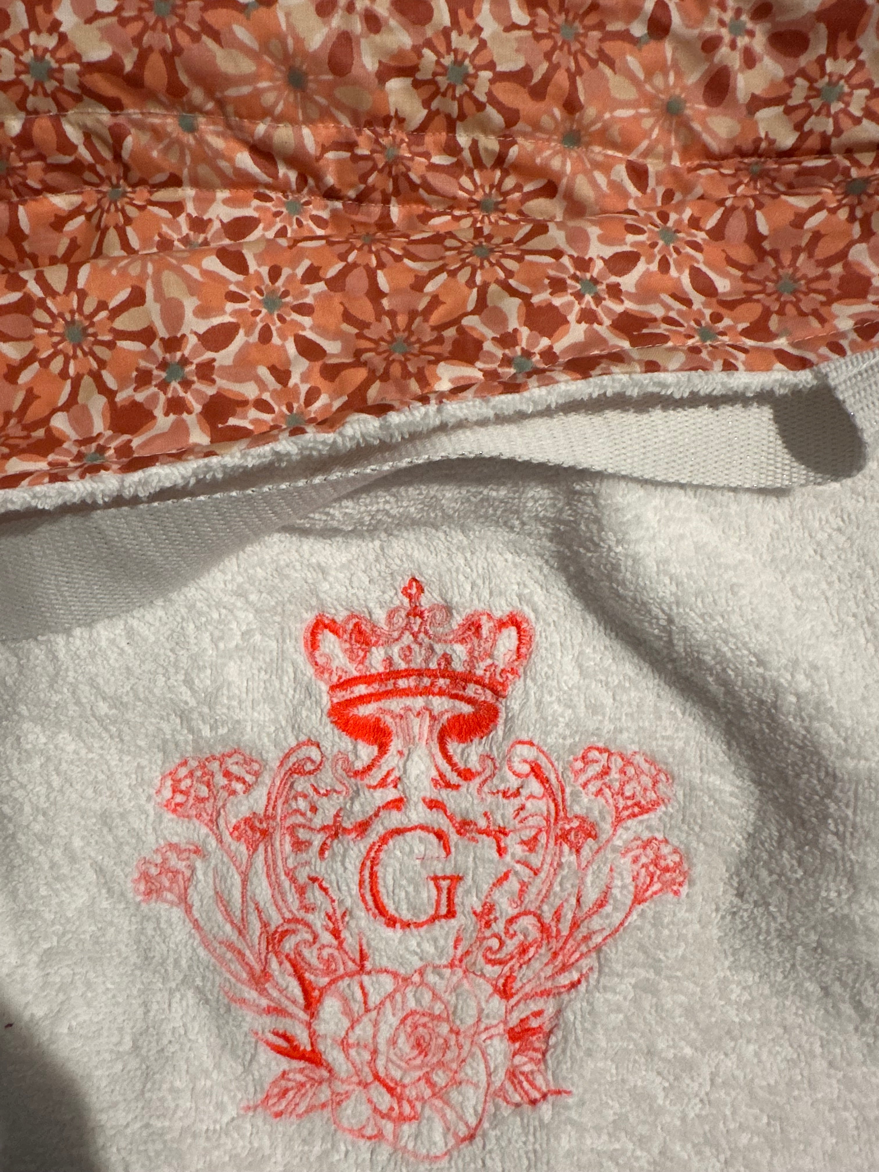 Modèle sac cabas XL éponge Bonie Blanche intérieur en cretonne enduite Azulejos Rouge et son logo Orange Fluo