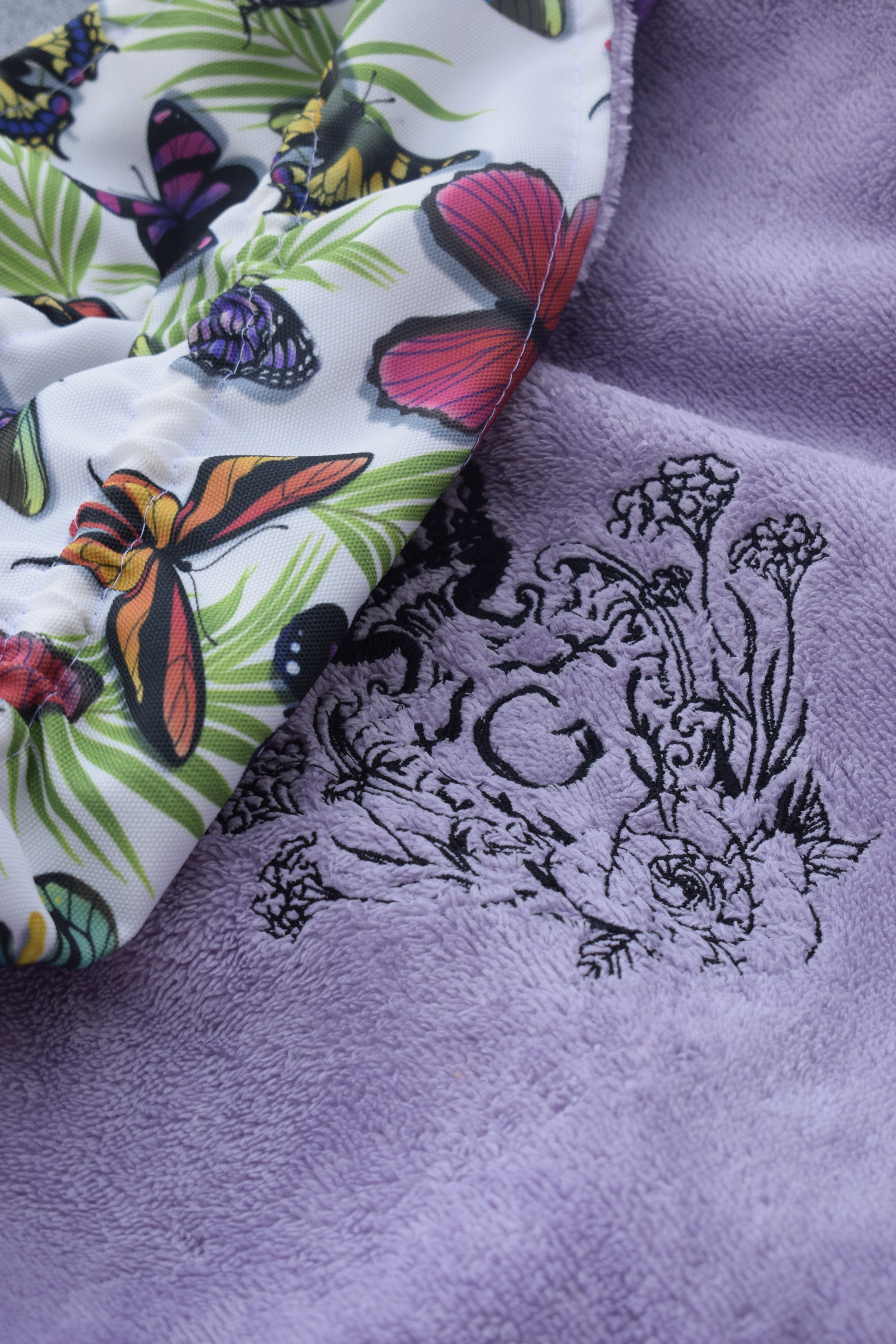 Modèle sac cabas XL éponge Bambou couleur Parme intérieur en cretonne enduite motif papillon et son logo Noir
