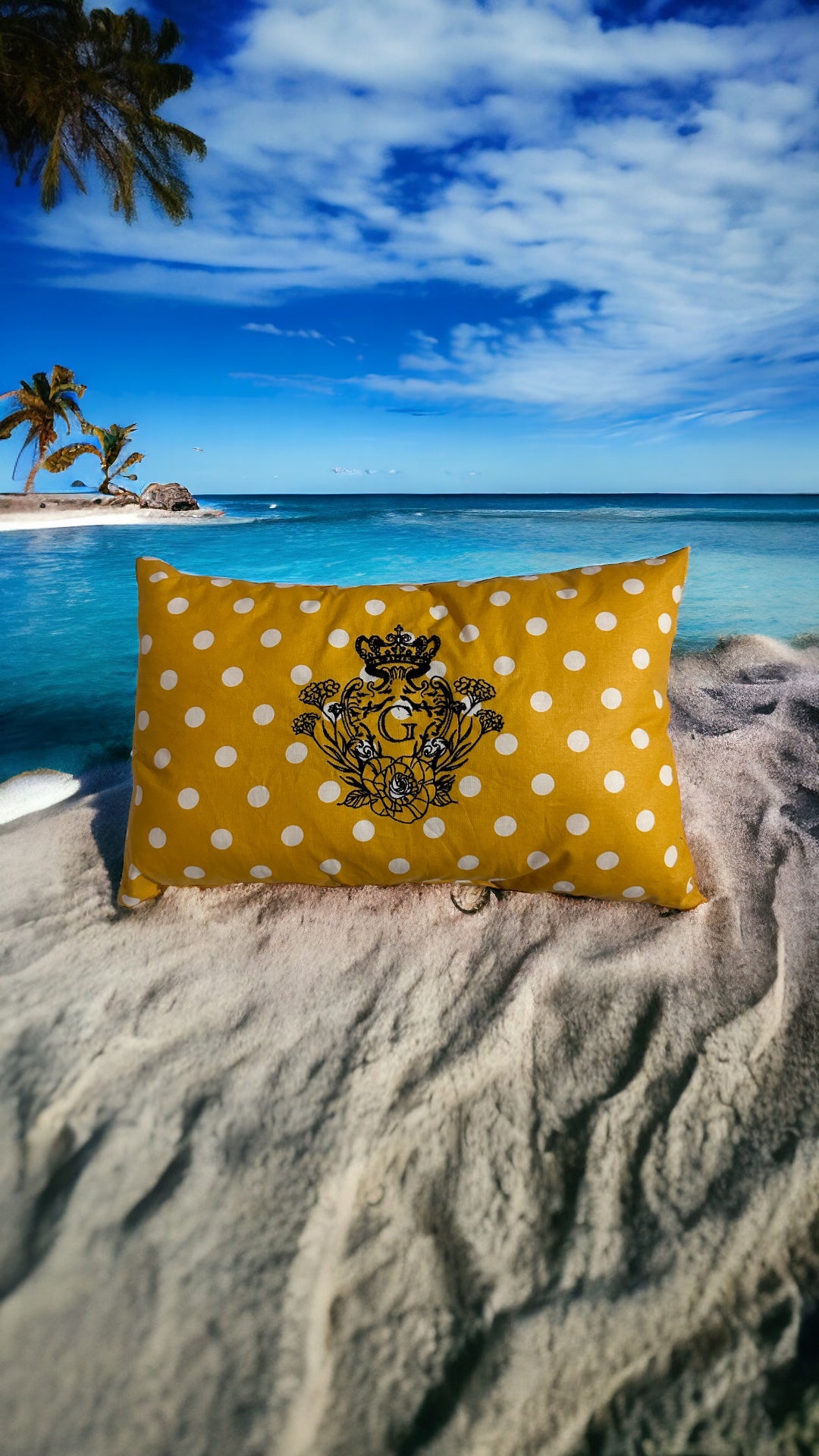 Coussin de plage en cretonne enduite Jaune et son logo Noir