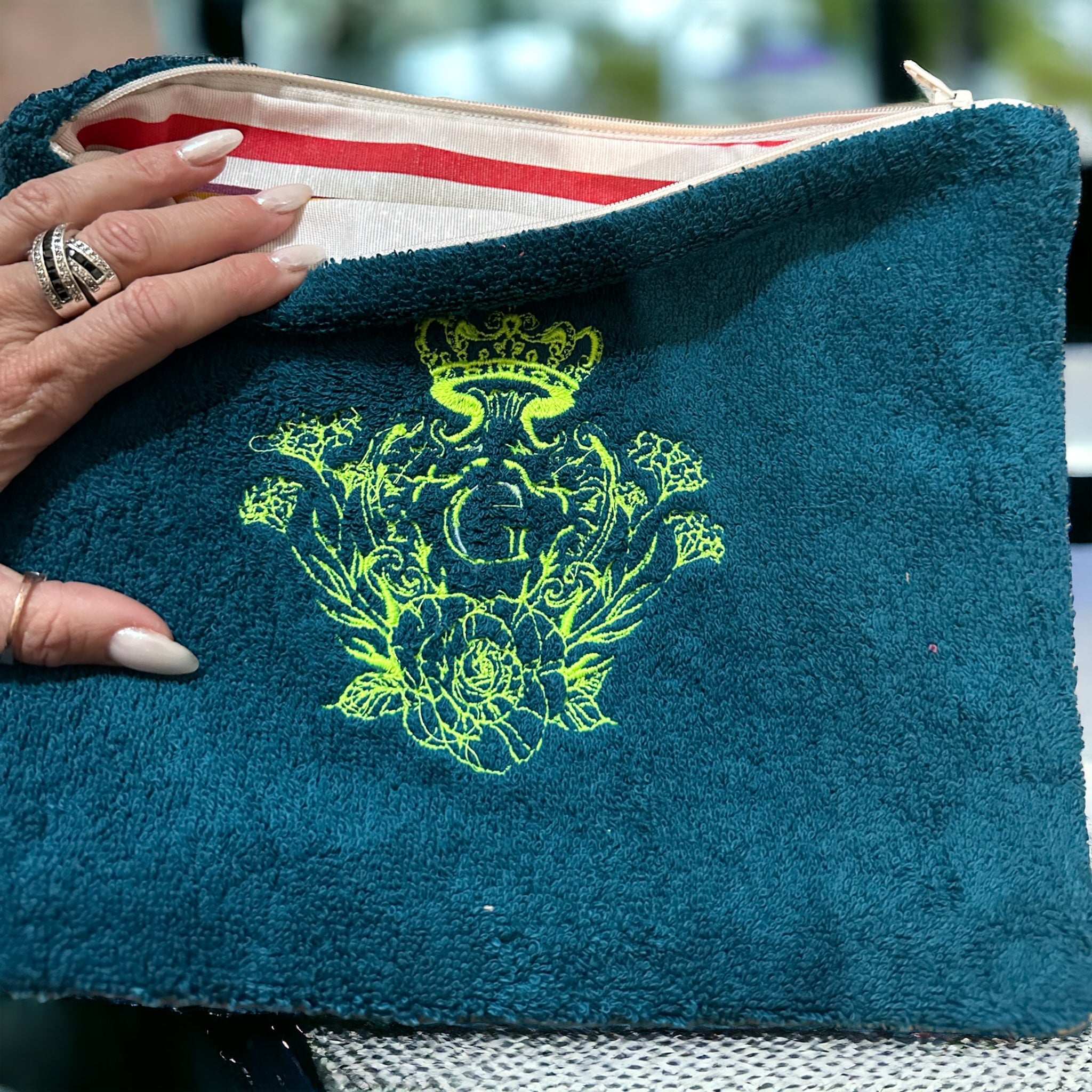 Pochette en éponge Bonie Bleu Paon l’intérieur en cretonne enduite Loneta rayé et Logo Jaune Fluo