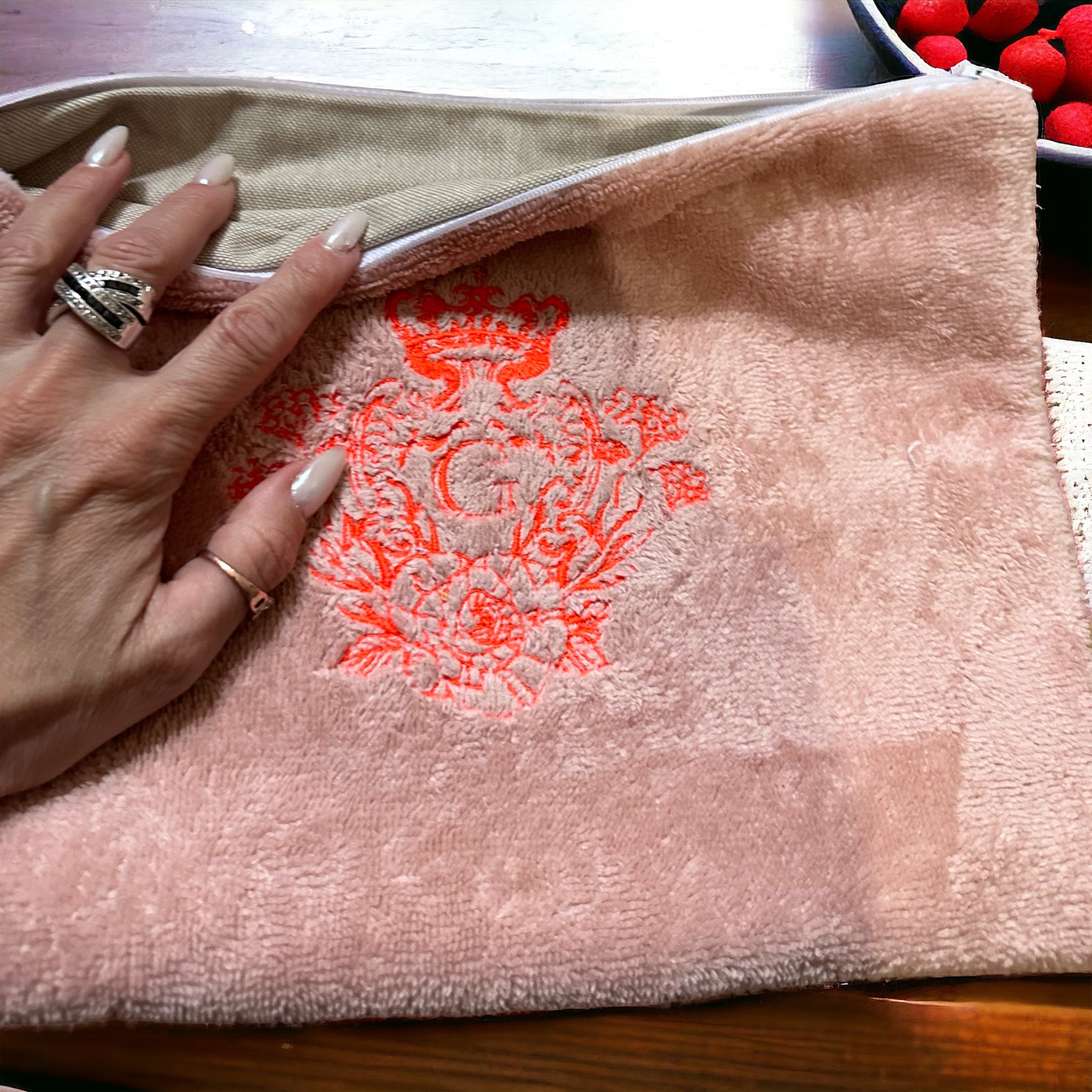 Pochette en éponge Bambou de couleur Rose intérieur en cretonne enduite Dorée Paillette et son Logo Orange Fluo