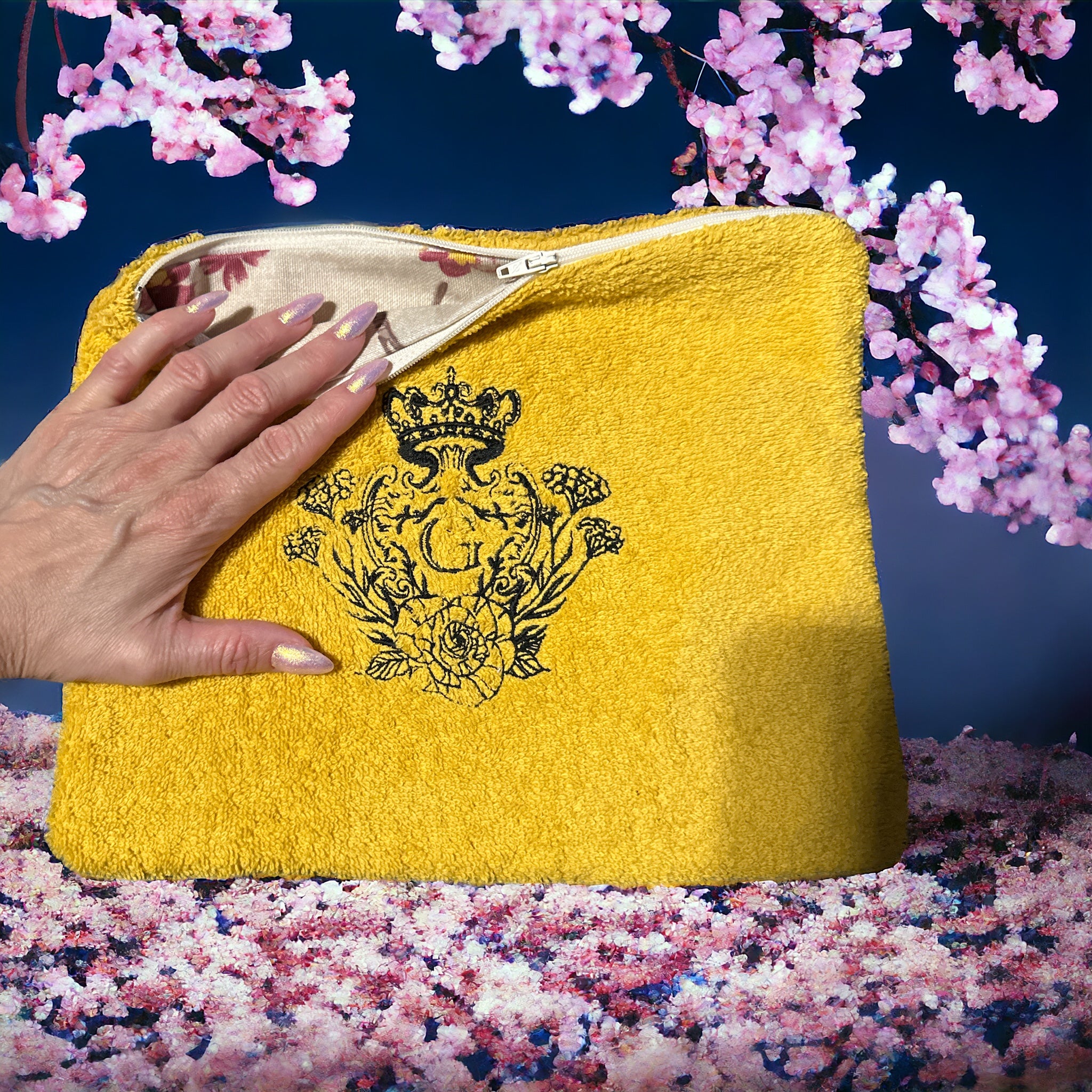 Pochette en éponge Jaune Moutarde intérieur écru fleurs Prune Logo Noir