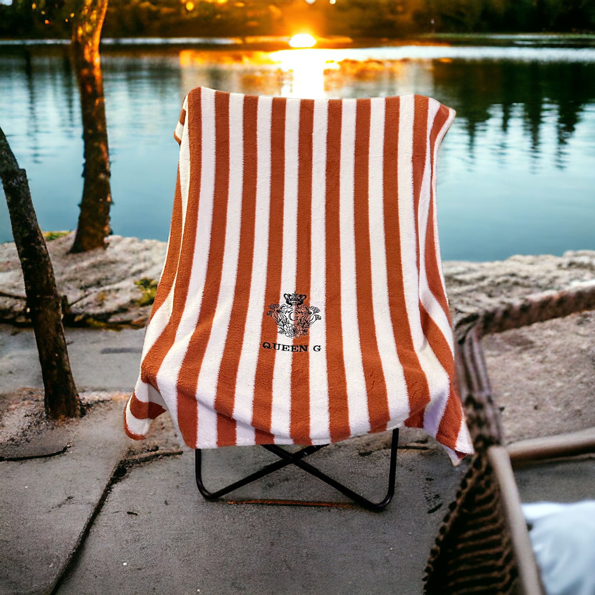 Serviette en éponge rayée terracotta (blanc et orange) et son logo Noir