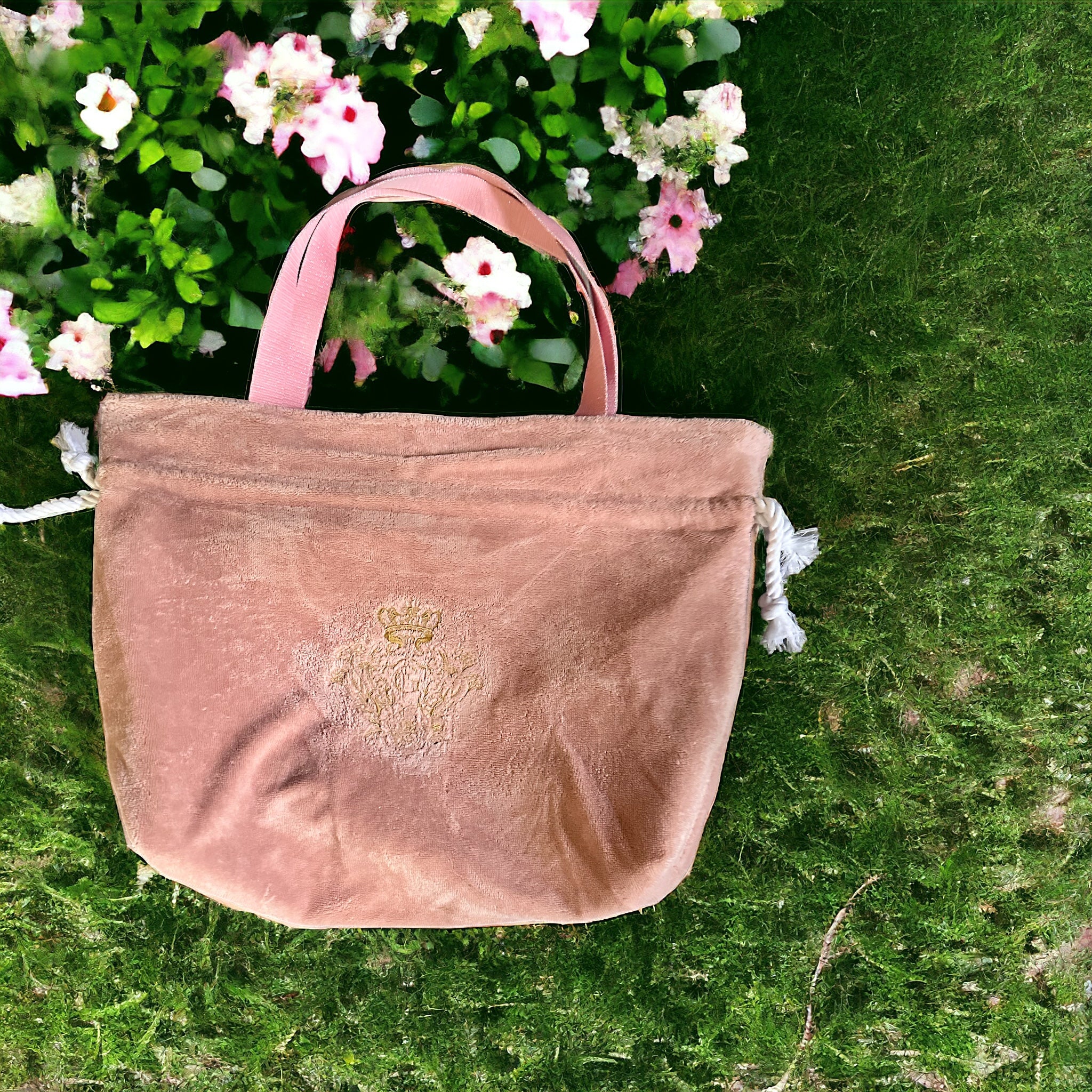 Modèle sac cabas XL en éponge Bambou de couleur Rose intérieur en cretonne enduite et son logo Doré