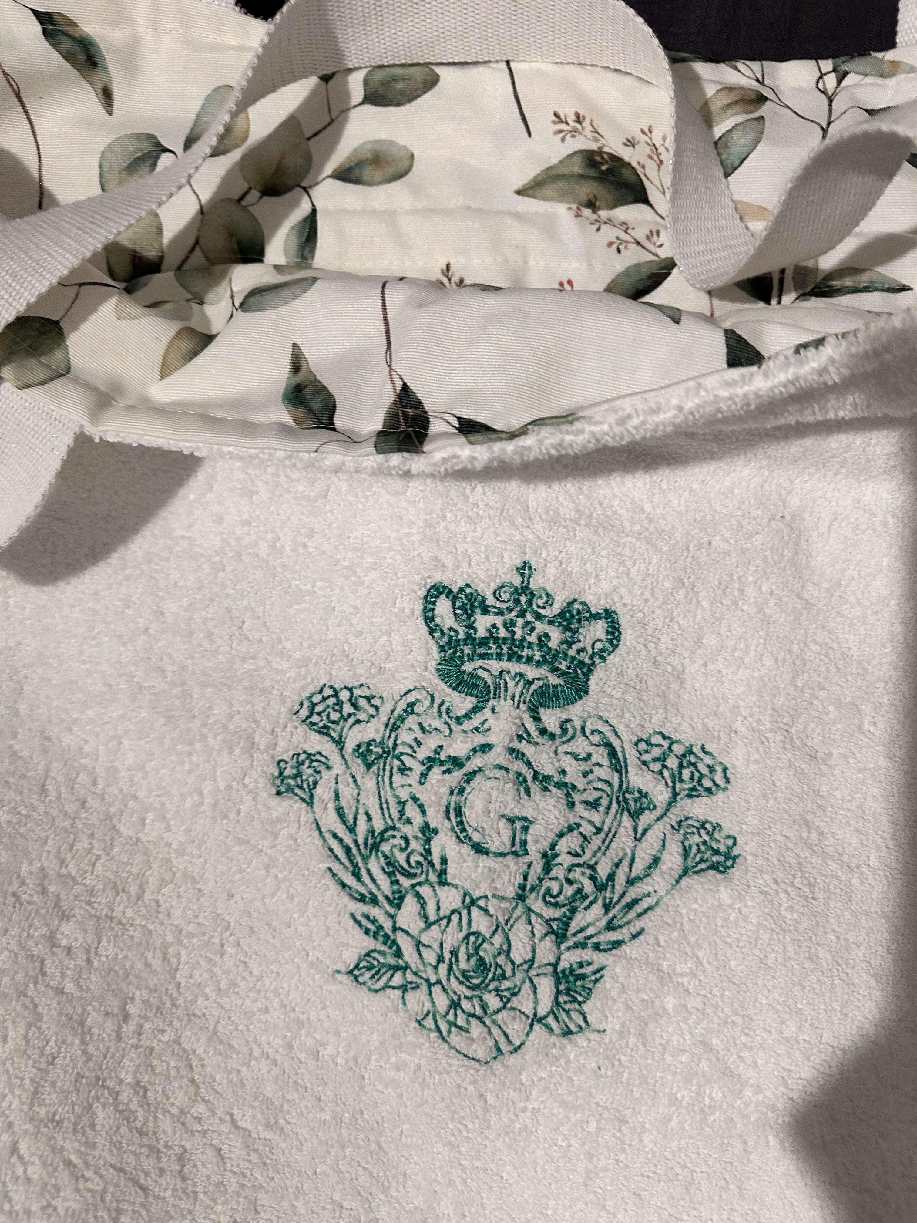 Modèle sac cabas XL éponge Bonie Blanche intérieur en cretonne enduite motif feuillage Vert et son logo Vert