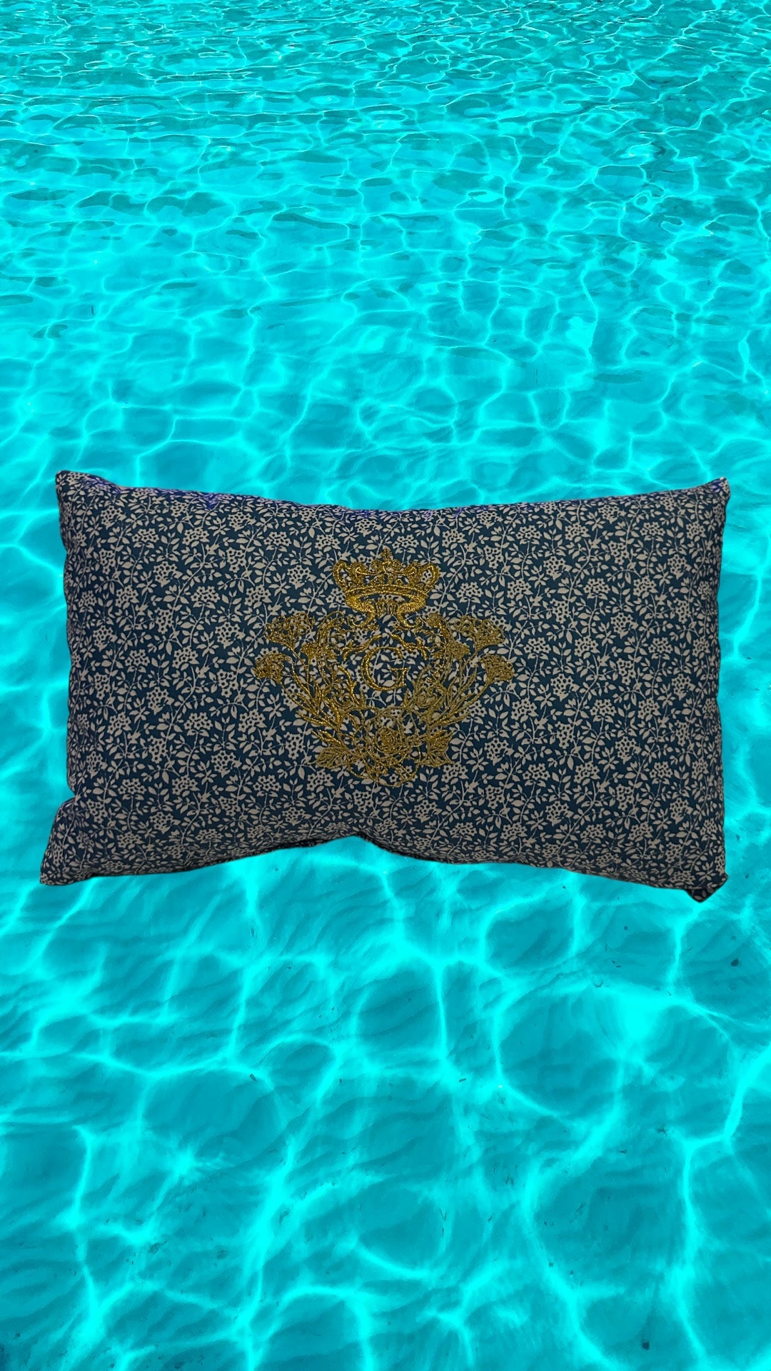 Coussin de plage en cretonne enduite Bleu thème fleurs et son logo Doré