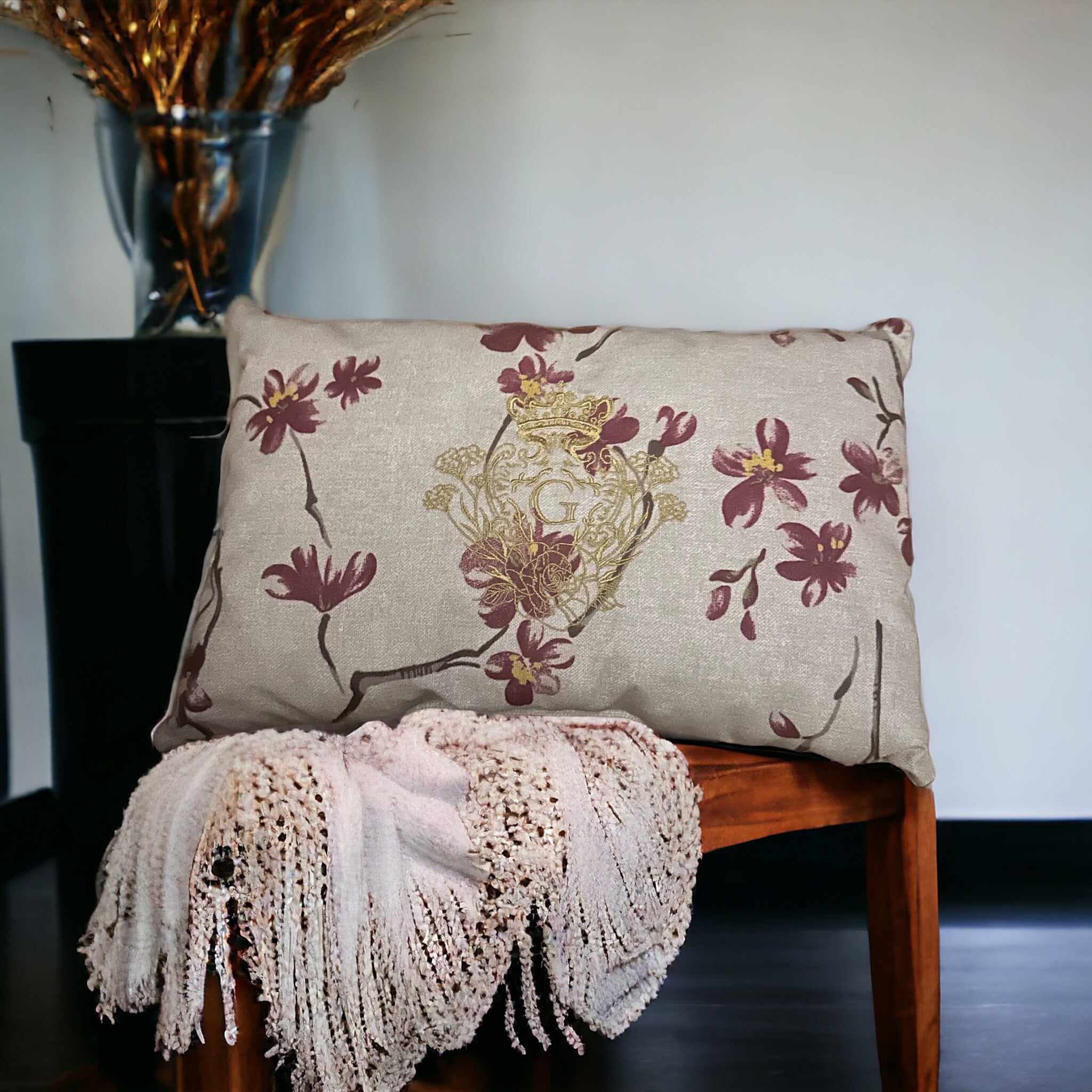 Coussin de plage en cretonne enduite motif fleuri de couleur Bordeaux sur fond Ecru et son logo Doré