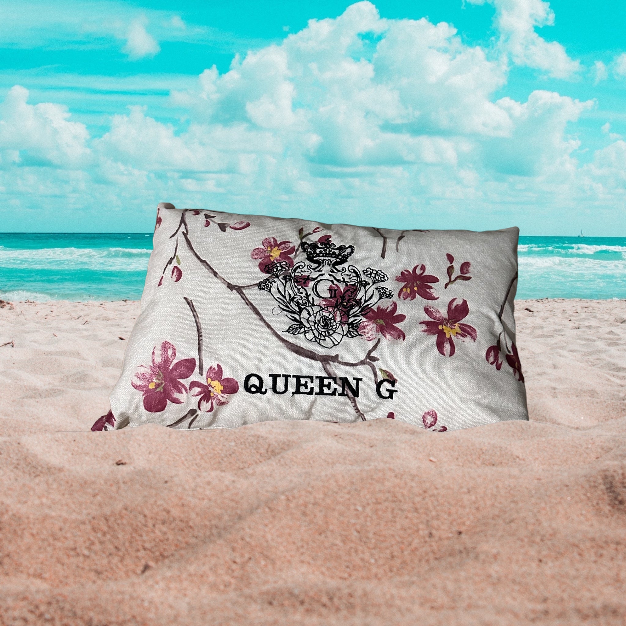 Coussin de plage en cretonne enduite motif fleuri de couleur Bordeaux sur fond Ecru et son logo Noir