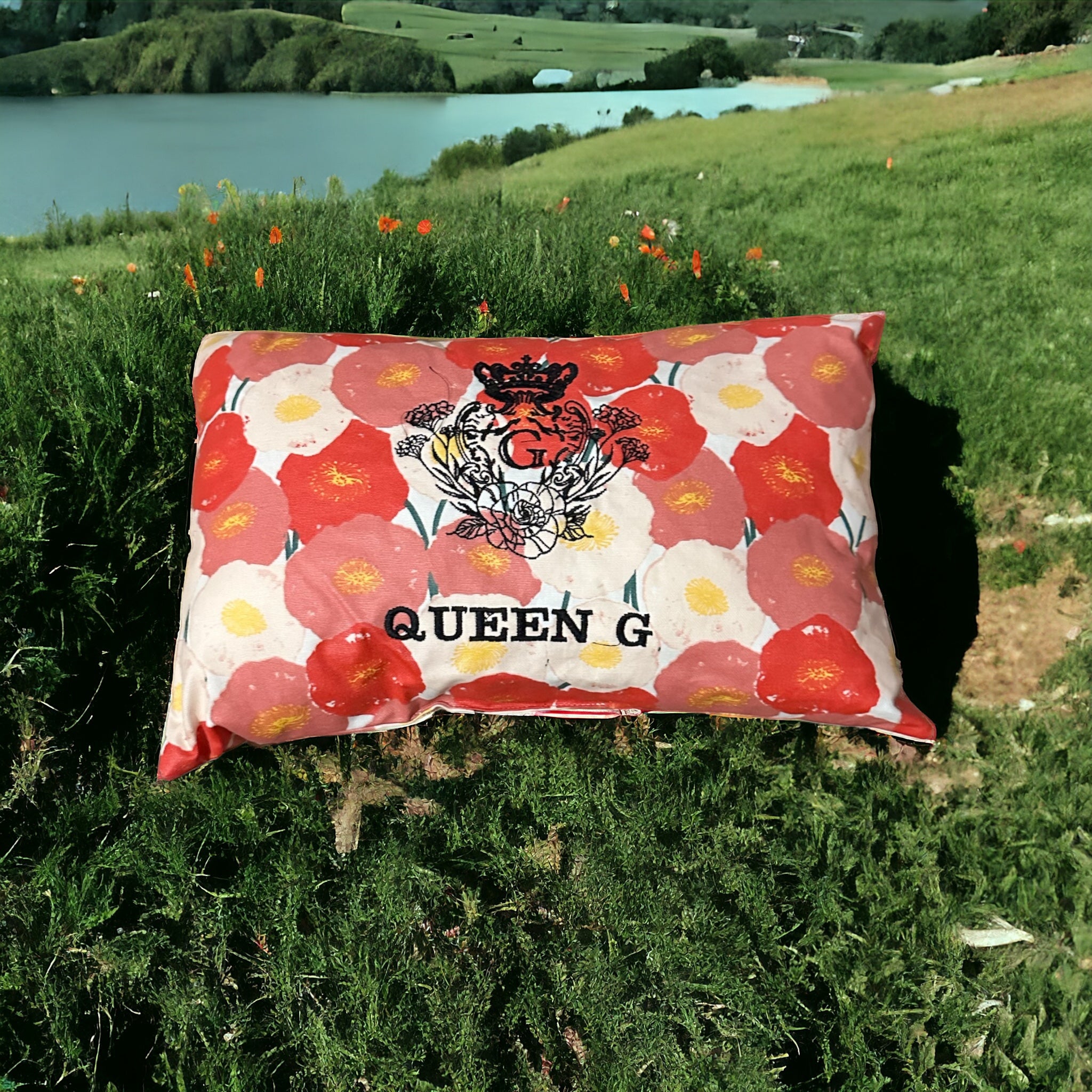 Coussin de plage en cretonne enduite Coquelicot multicolore et son logo Noir