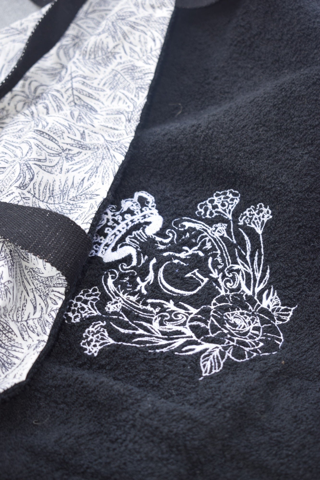 Modèle sac cabas XL éponge coton Noir Laguna intérieur cretonne enduite motif Palmier et son logo Blanc